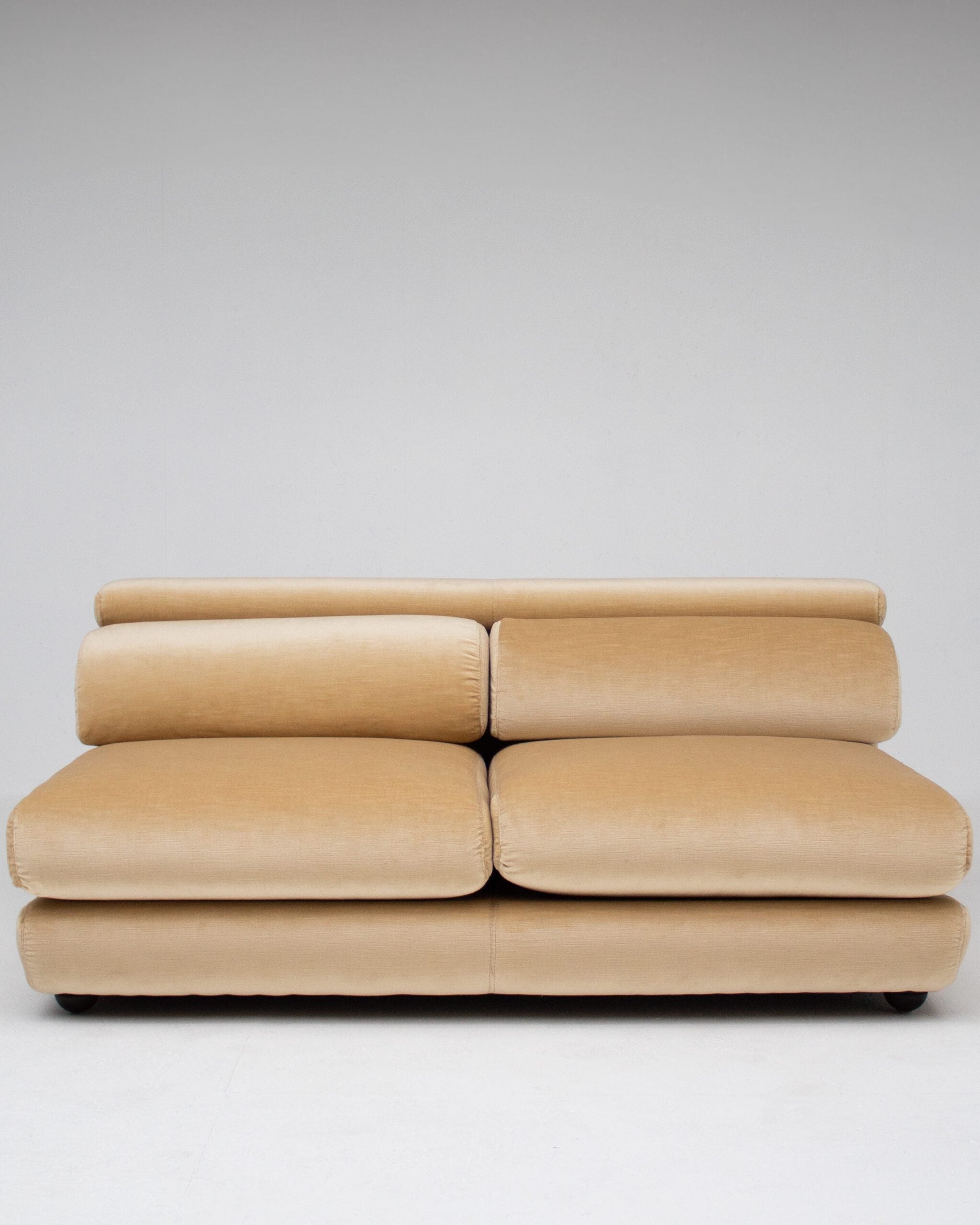 Canapé par Gigi Radice en velours beige