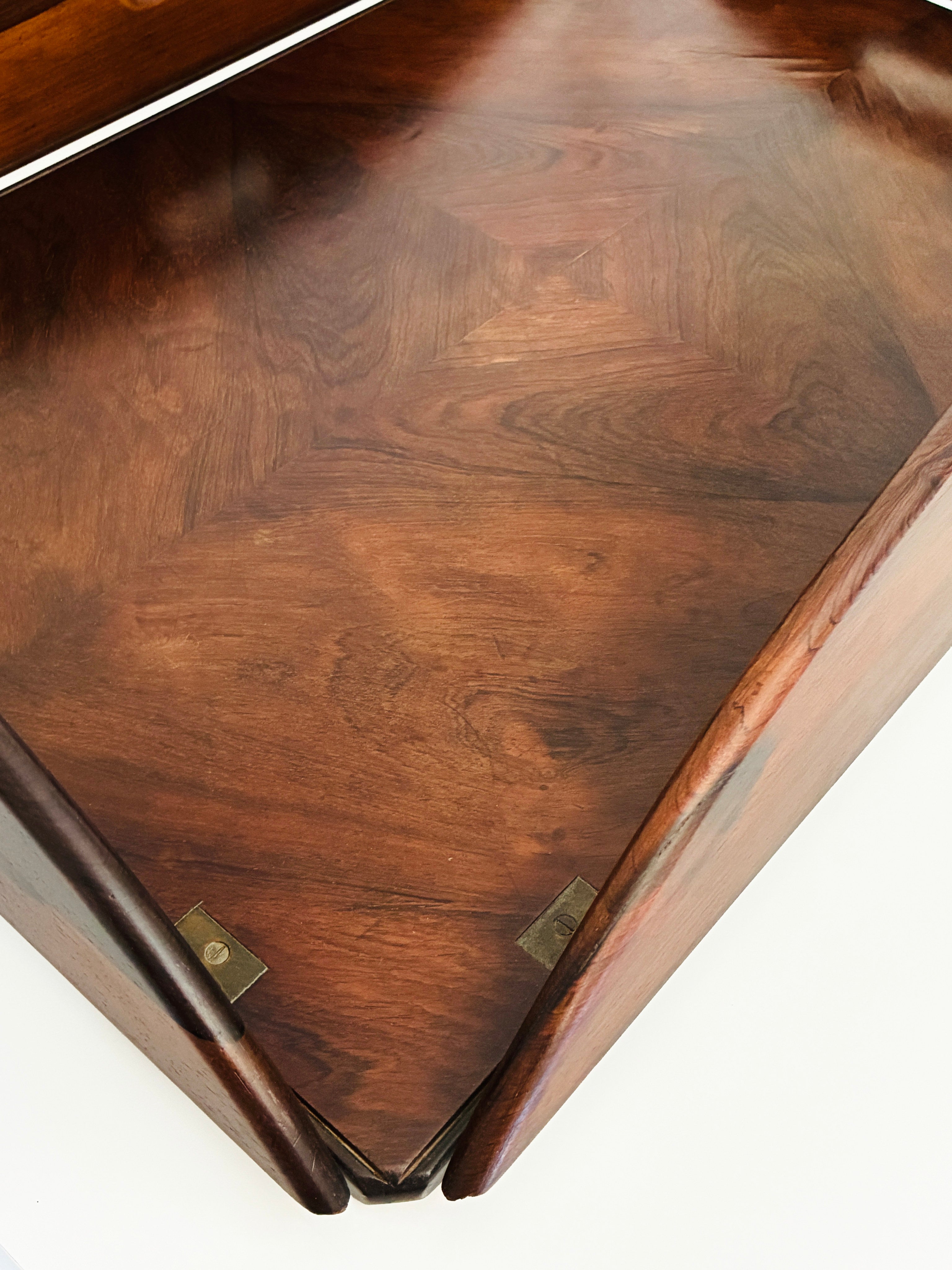 Jacarandá Tray — top view of rich wood grain finish