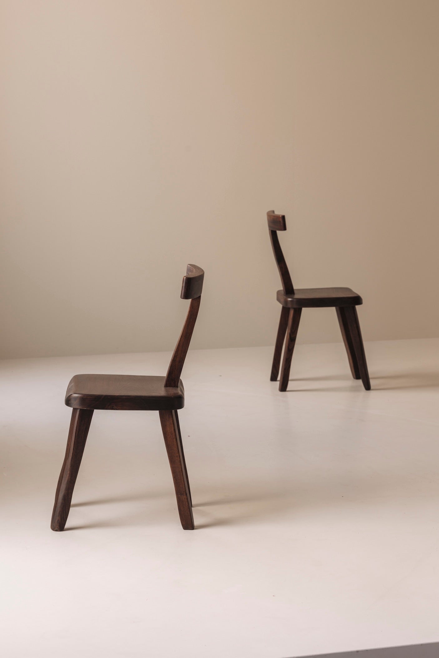 Large set of 8  Brutalist wooden T chairs by Aranjou, France 1960s. — close-up