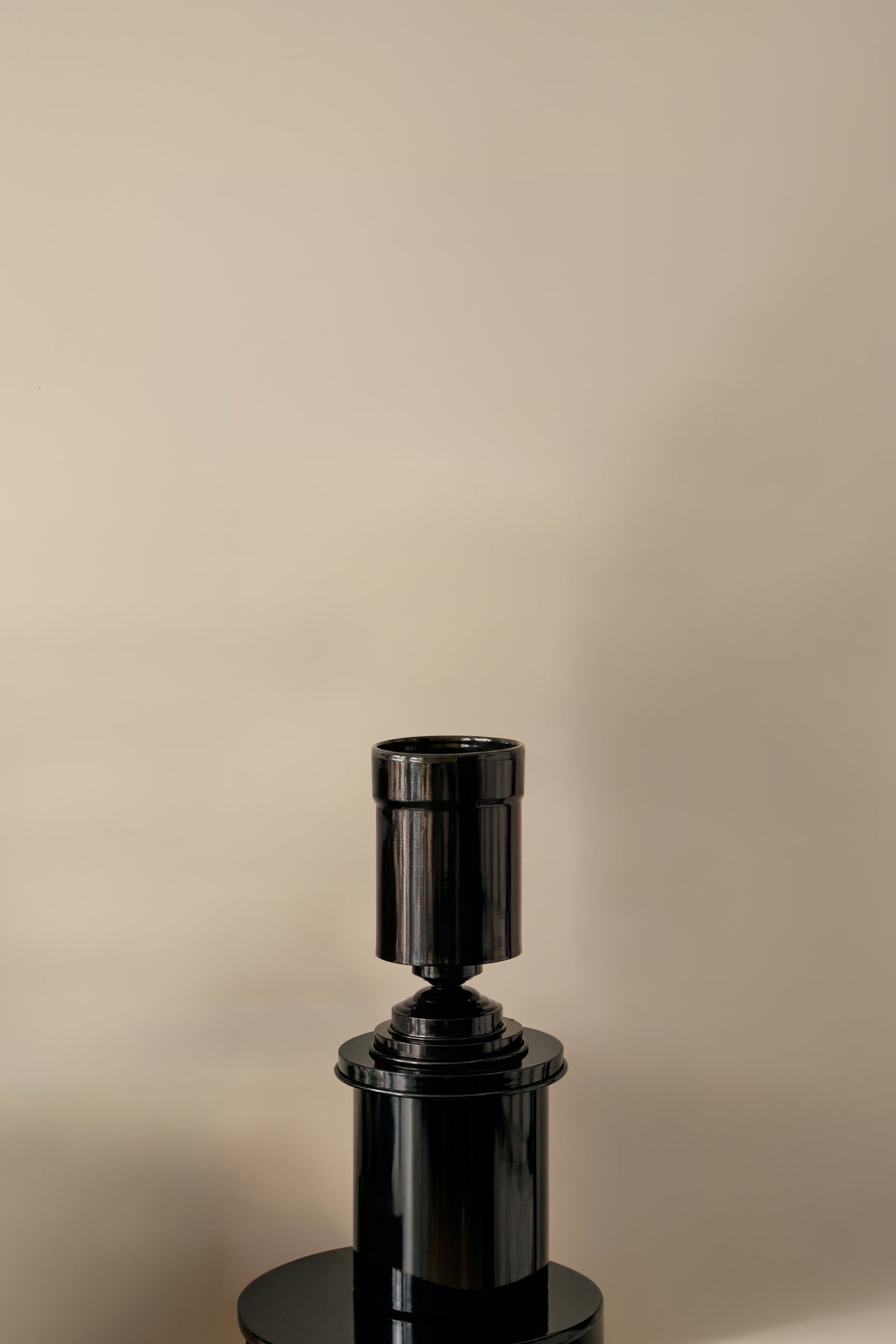 Amphora Mini Vase Holder in Varnished Aluminium - Black Glossy — lifestyle setting