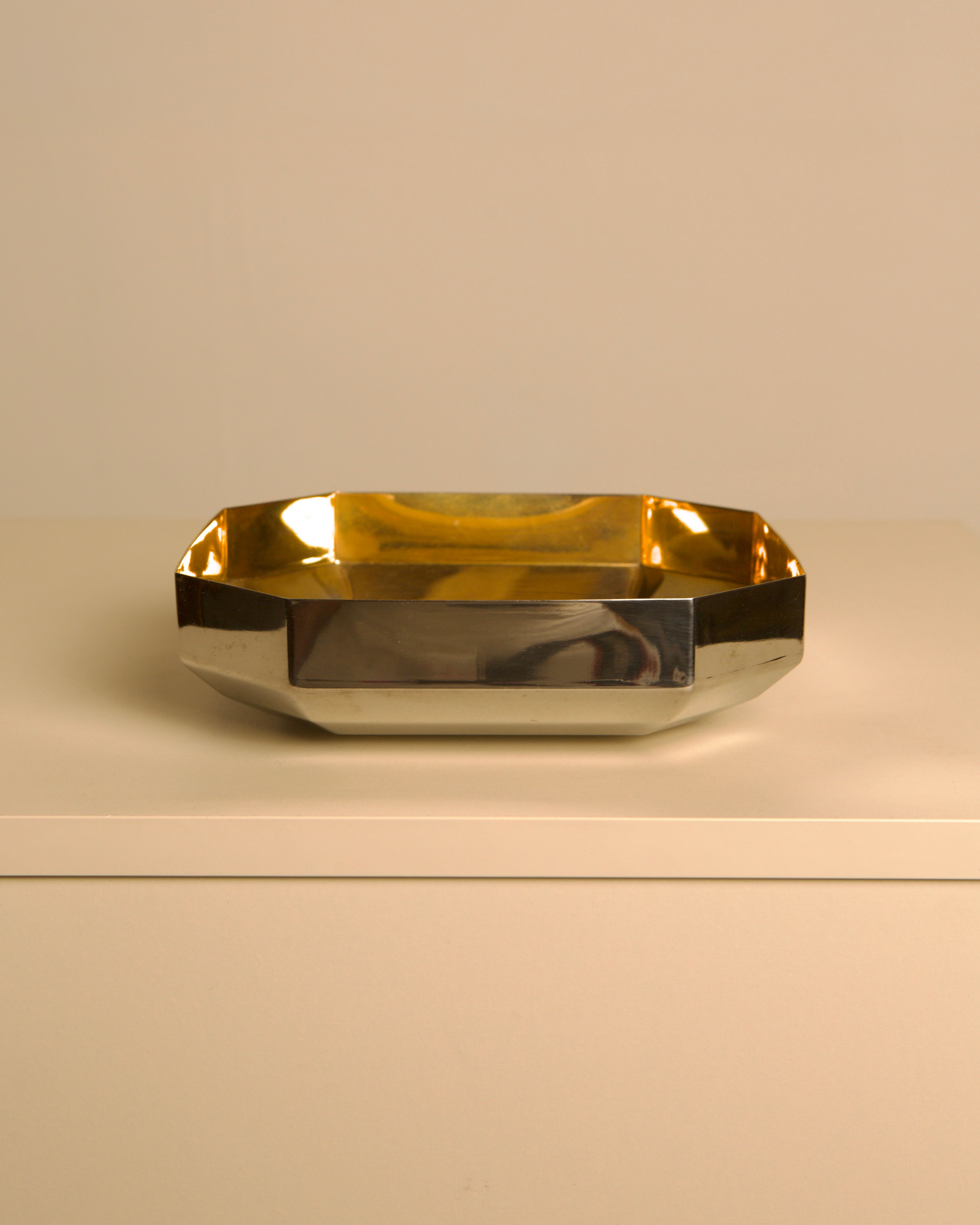 Large Italian silver and gold stainless steel trinket tray from the 80s — detail view