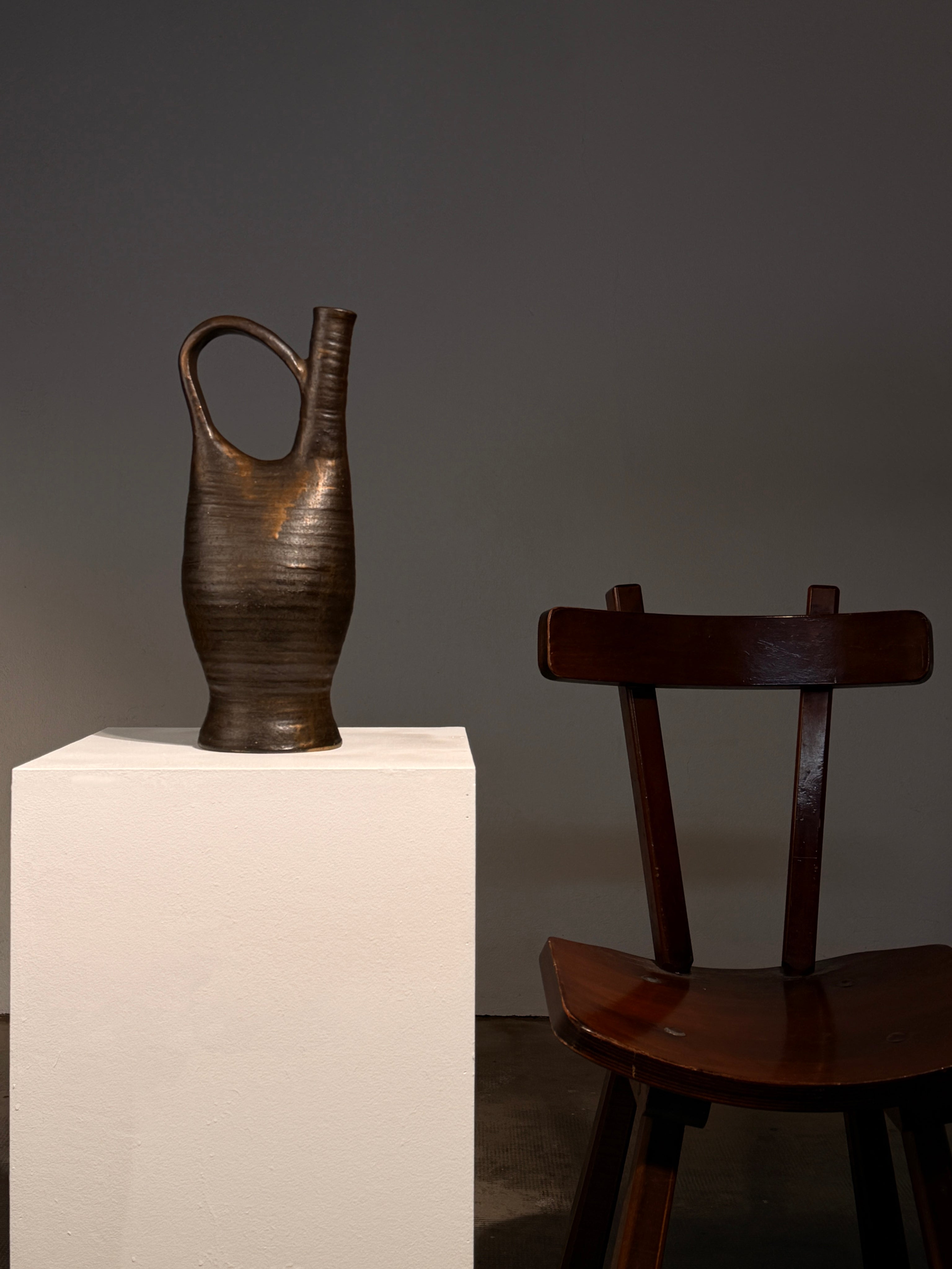 Large Stoneware Pitcher by Bernadette Sulmont, France, circa 1960 — side view on white pedestal with wooden chair