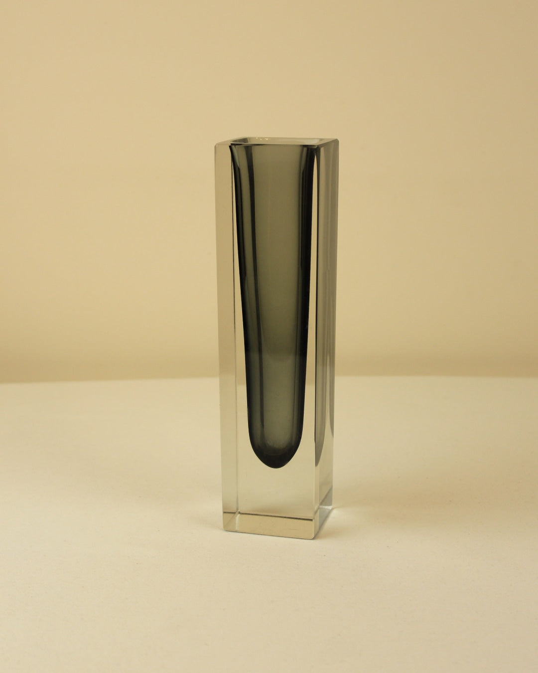 JARRÓN MURANO SMOKE — top view of smoky glass vase