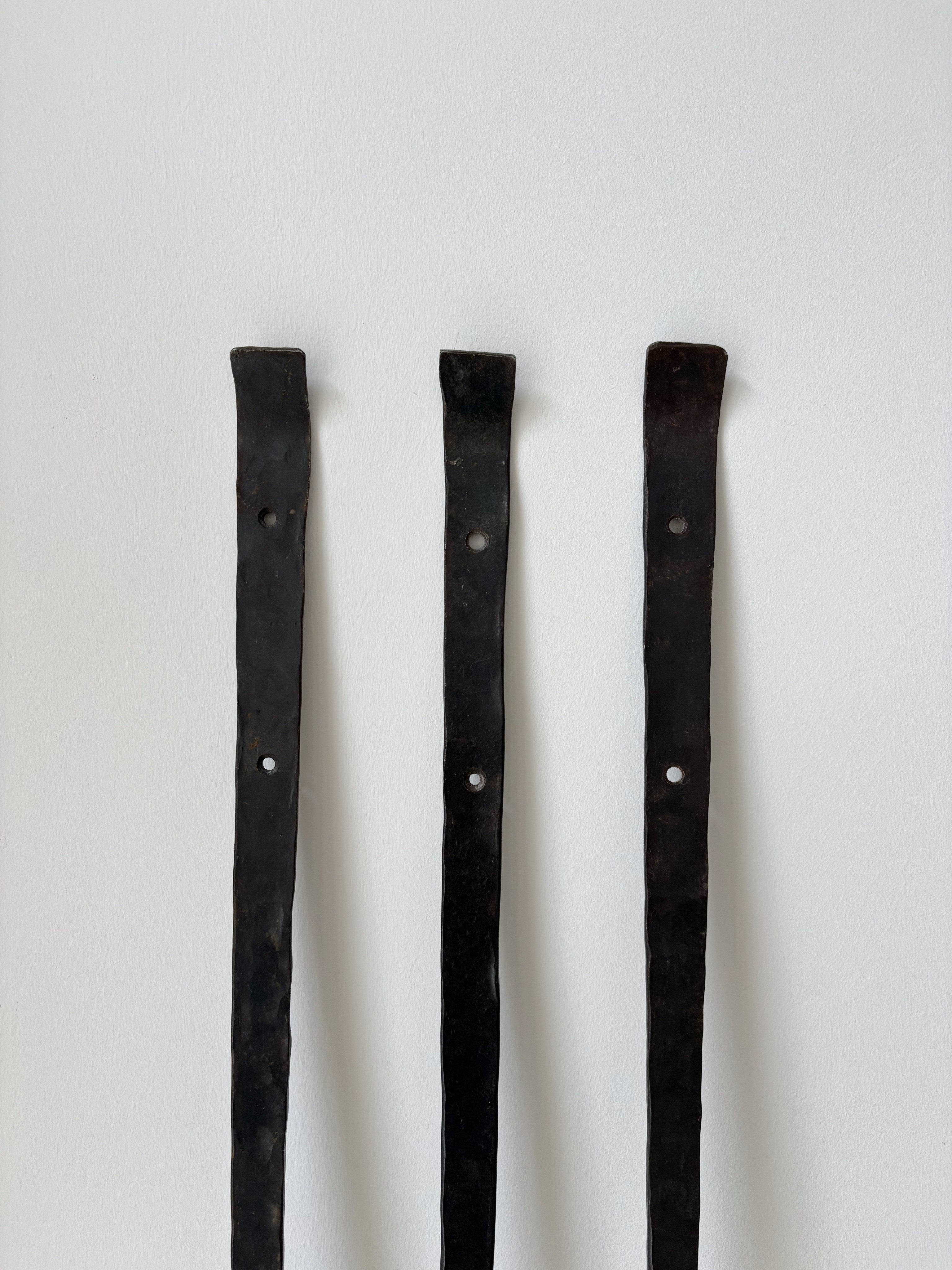 Ensemble de 3 grands bougeoirs muraux en fer forgé danois, vers la fin des années 1990