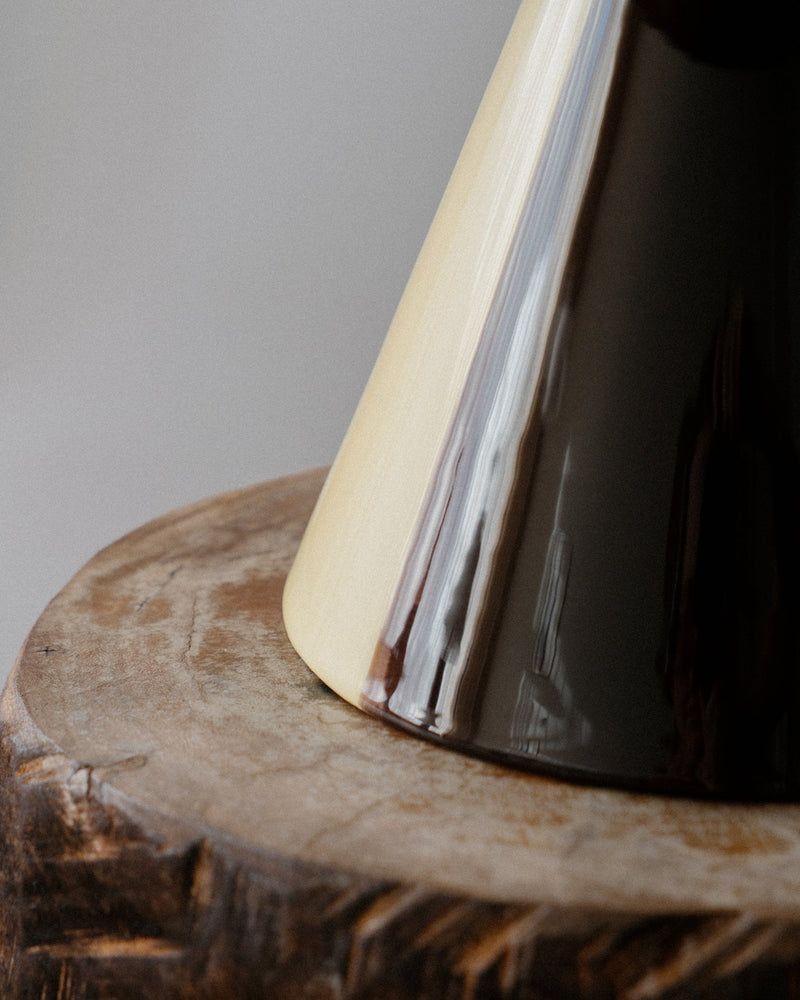 Caterina table lamp - Butter Ristretto close-up of glossy ceramic base