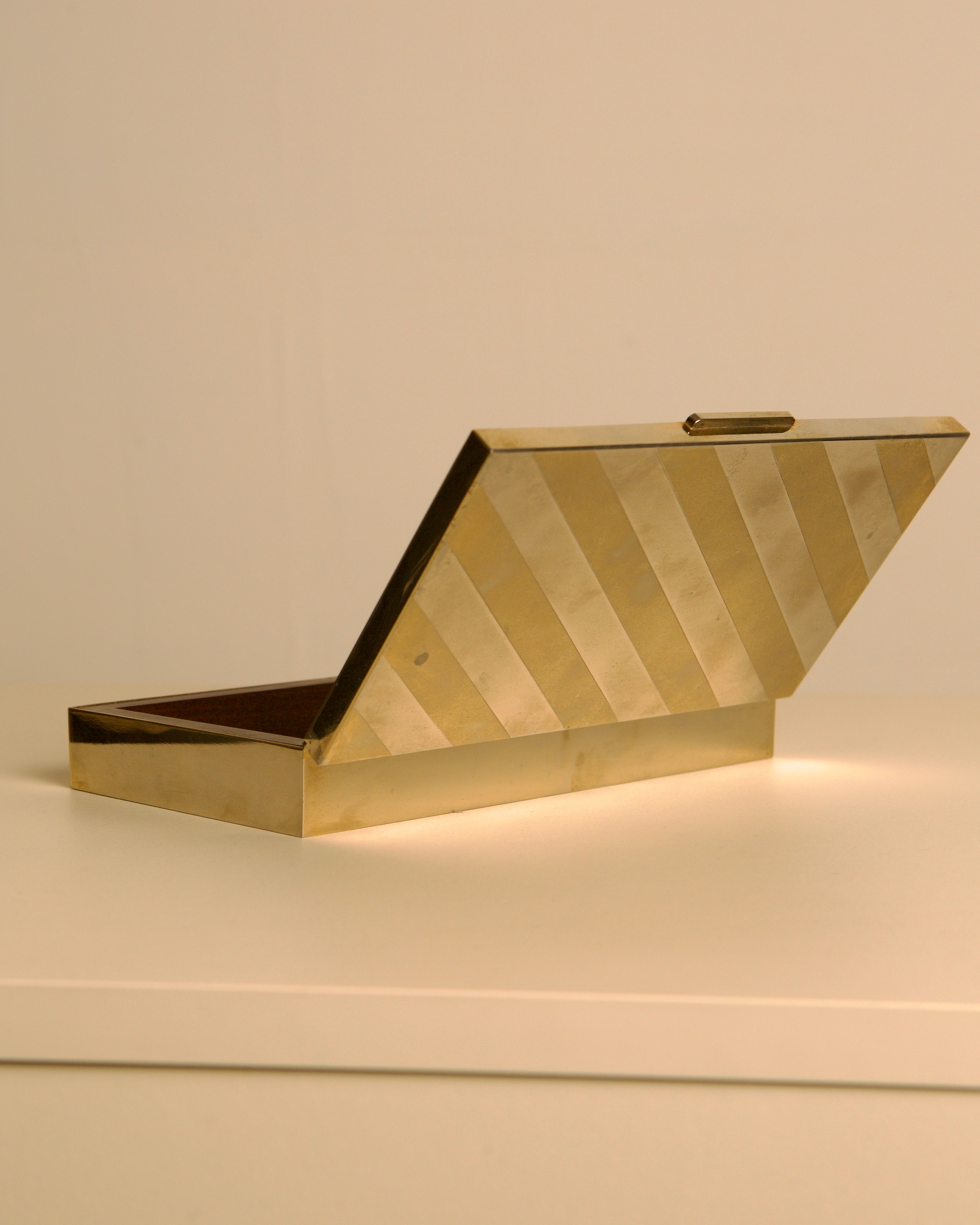 Italian box in gold and silver metal "Holywood Regency" 70s — side angle