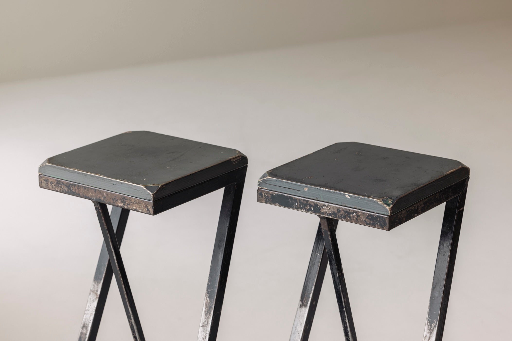 Set of 2 Modernist French bar stools, 1950s — view 9