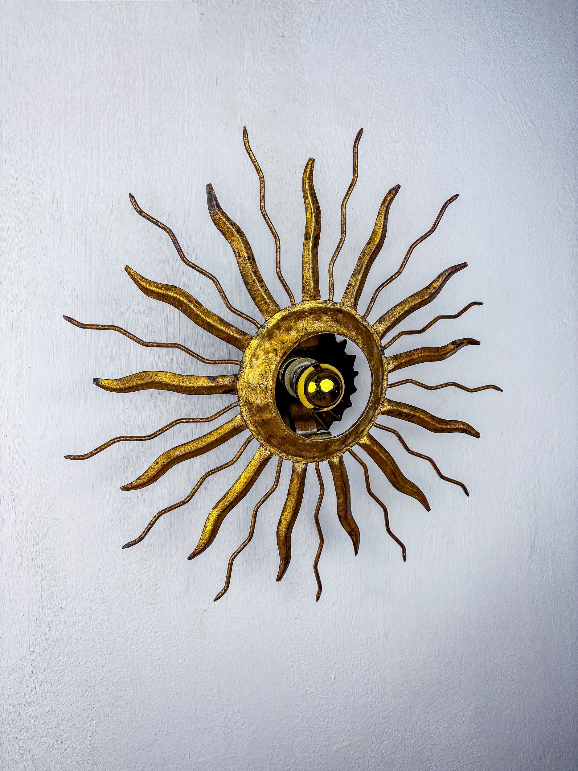 Brutalist Sunburst Ceiling Light – Gilt Iron Rays & Exposed Bulb, France, 1960s — close-up