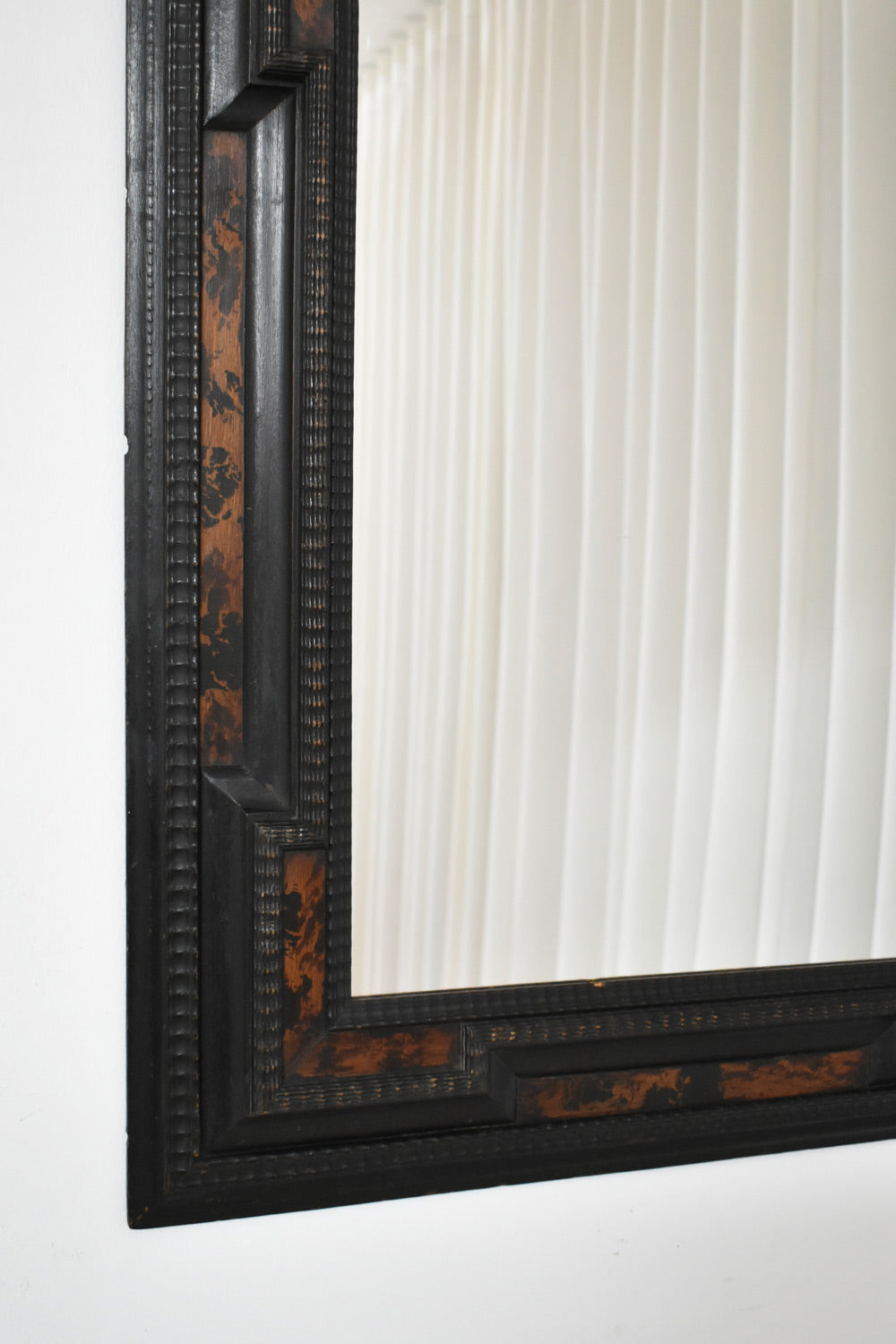 Carved ebonised wood mirror & trompe l'oeil tortoiseshell, XIXth c. — side angle