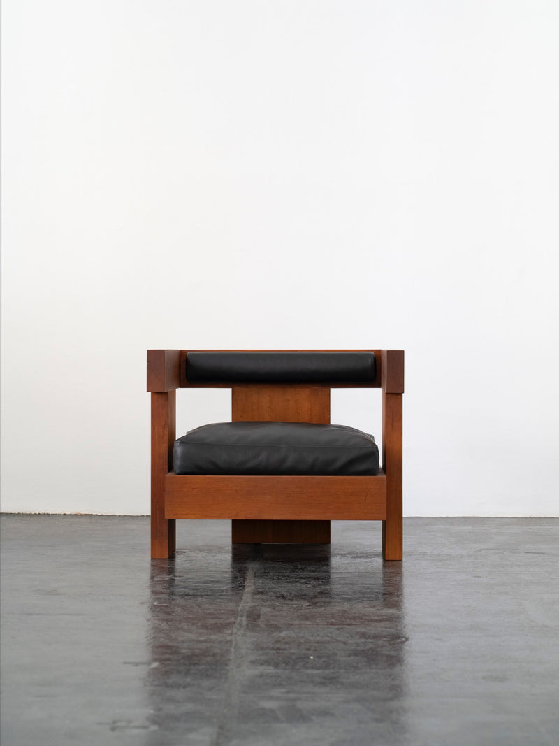 Tripod Lounge Chair | DN_S2506 — front view with dark leather seat