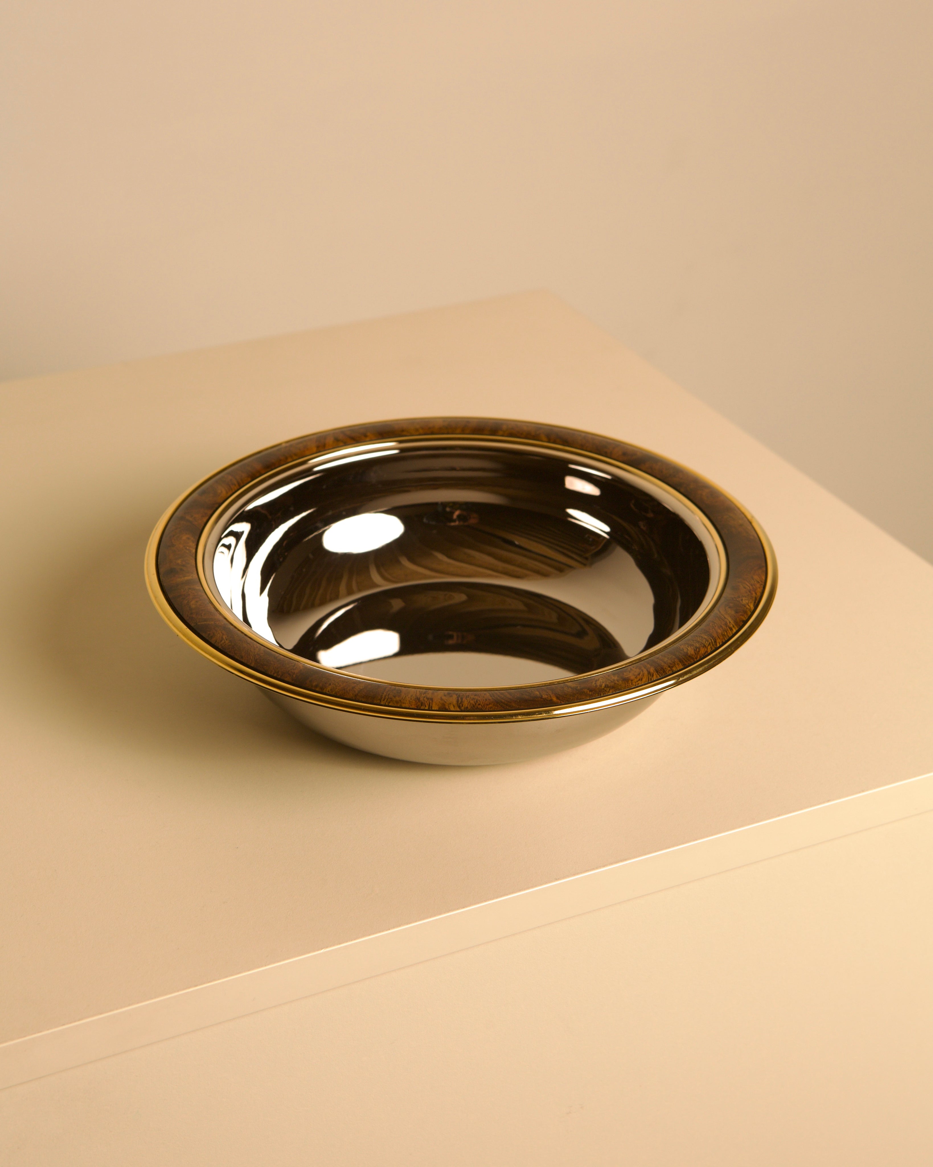 Italian circular silver-plated and wood-effect metal vide-poche from the 70s — detail view