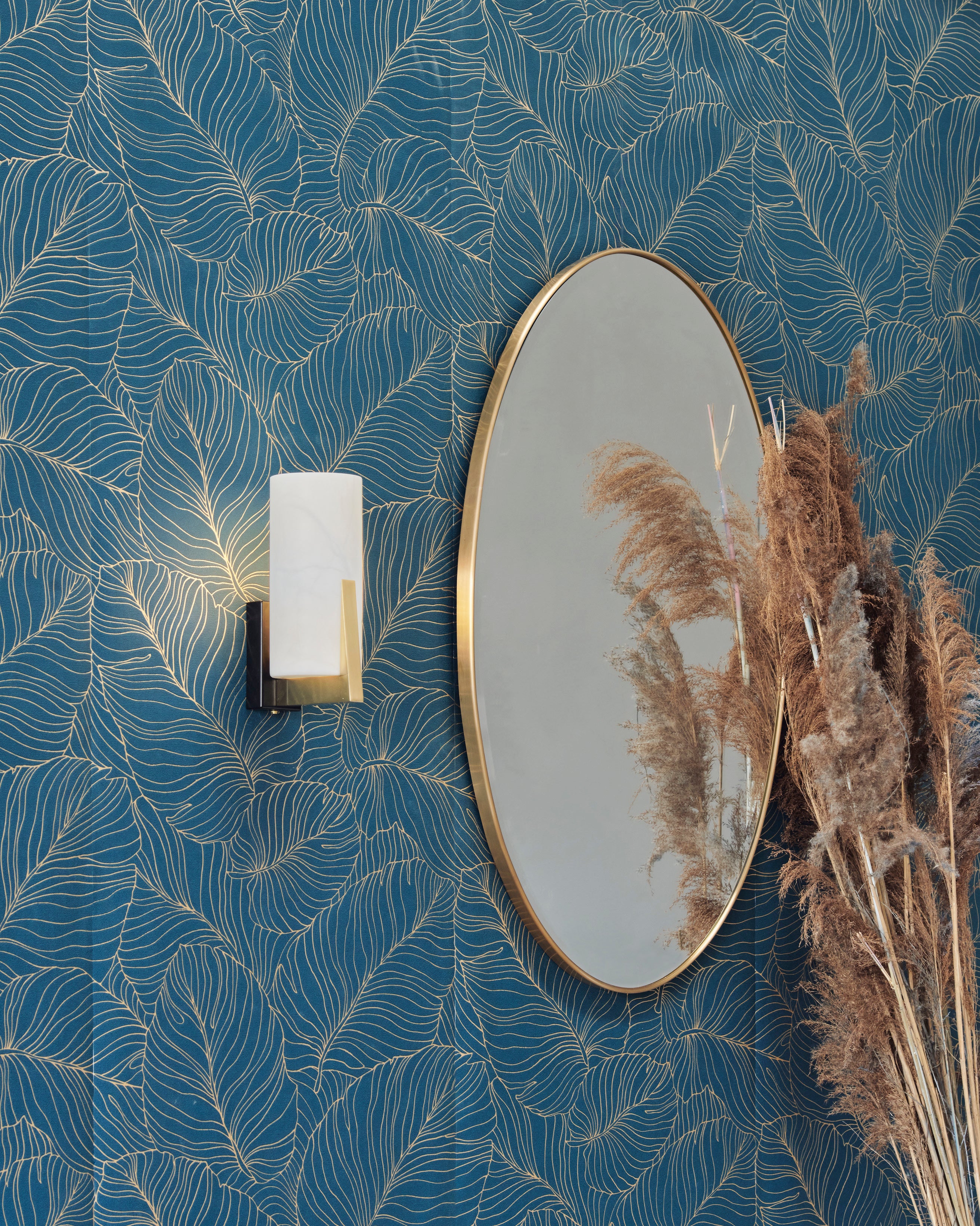 ZENO Wall Sconce in alabaster and brass — close-up