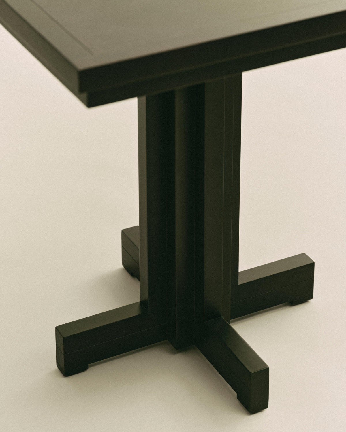 FRANKIE TABLE — lifestyle setting