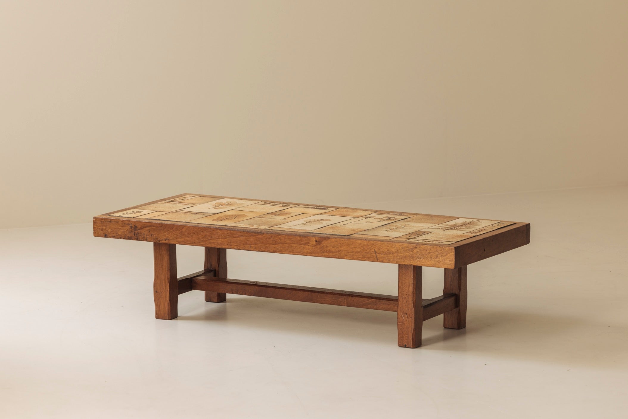 Coffee Table in Oak and Ceramic Sandstone Tiles by Roger Capron, France 1965 — close-up