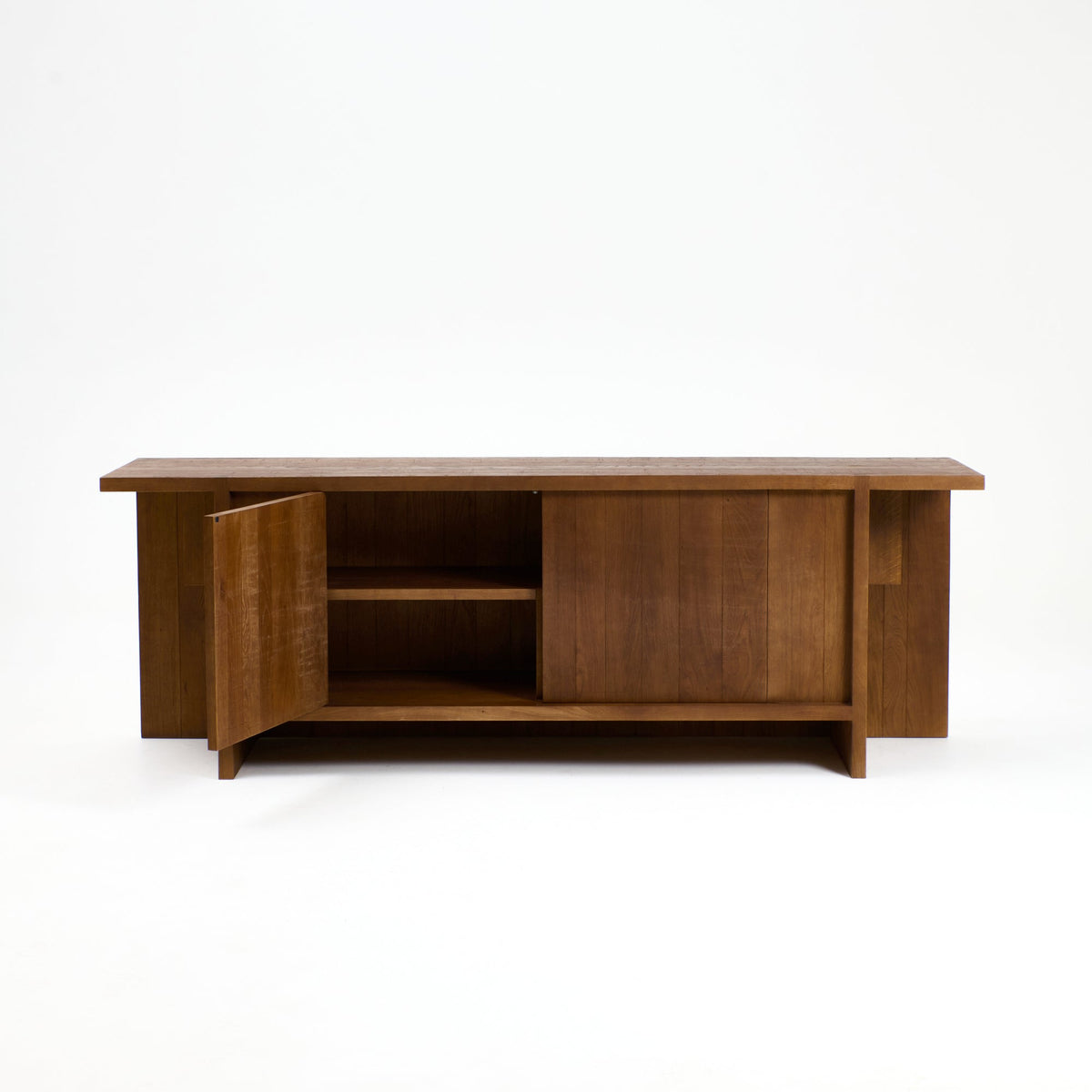 Perícia Credenza in solid oak — lifestyle setting