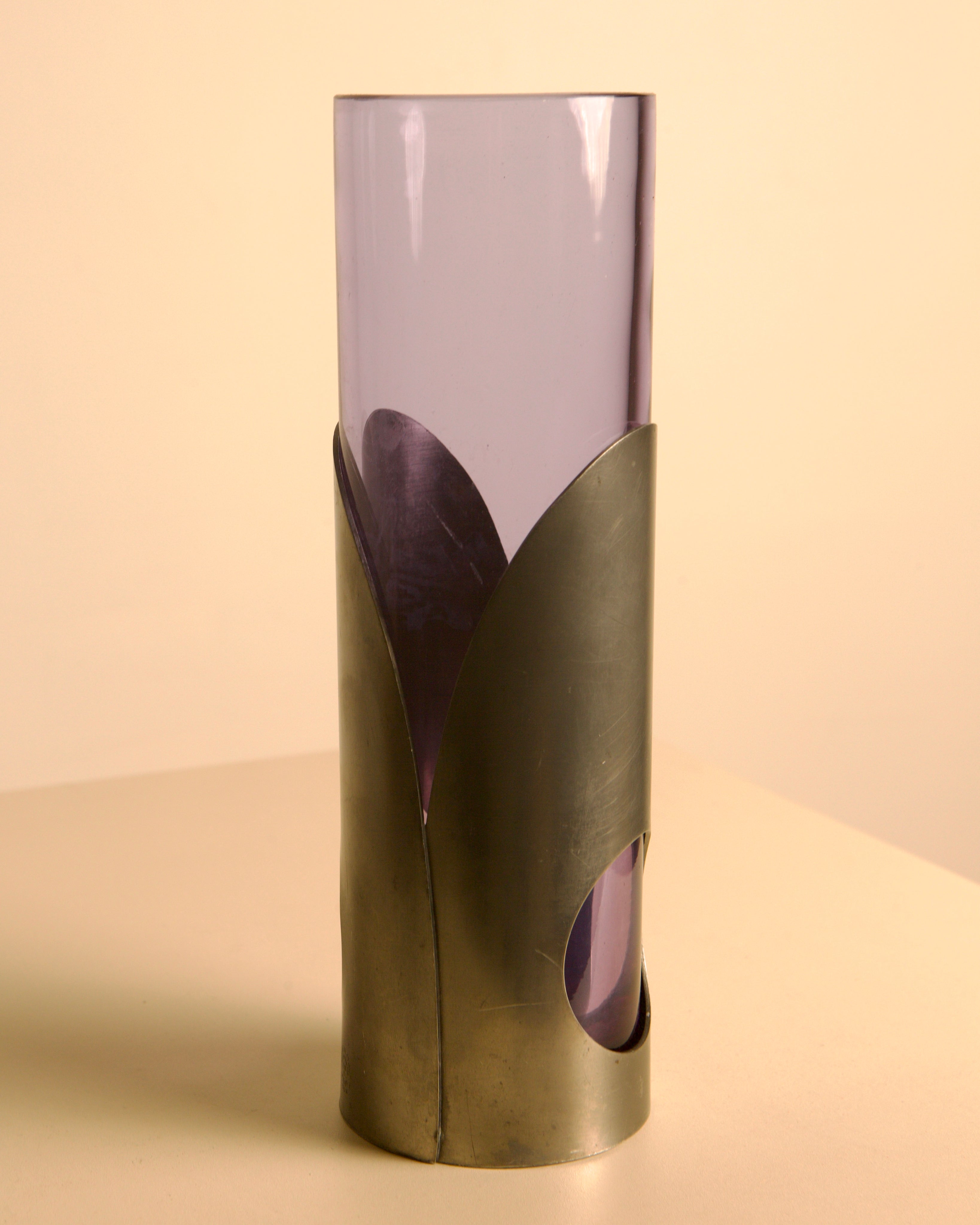 Murano Glass Vase, DLG Arnolfio di Cambio, 1960s — close-up of purple glass with metal holder