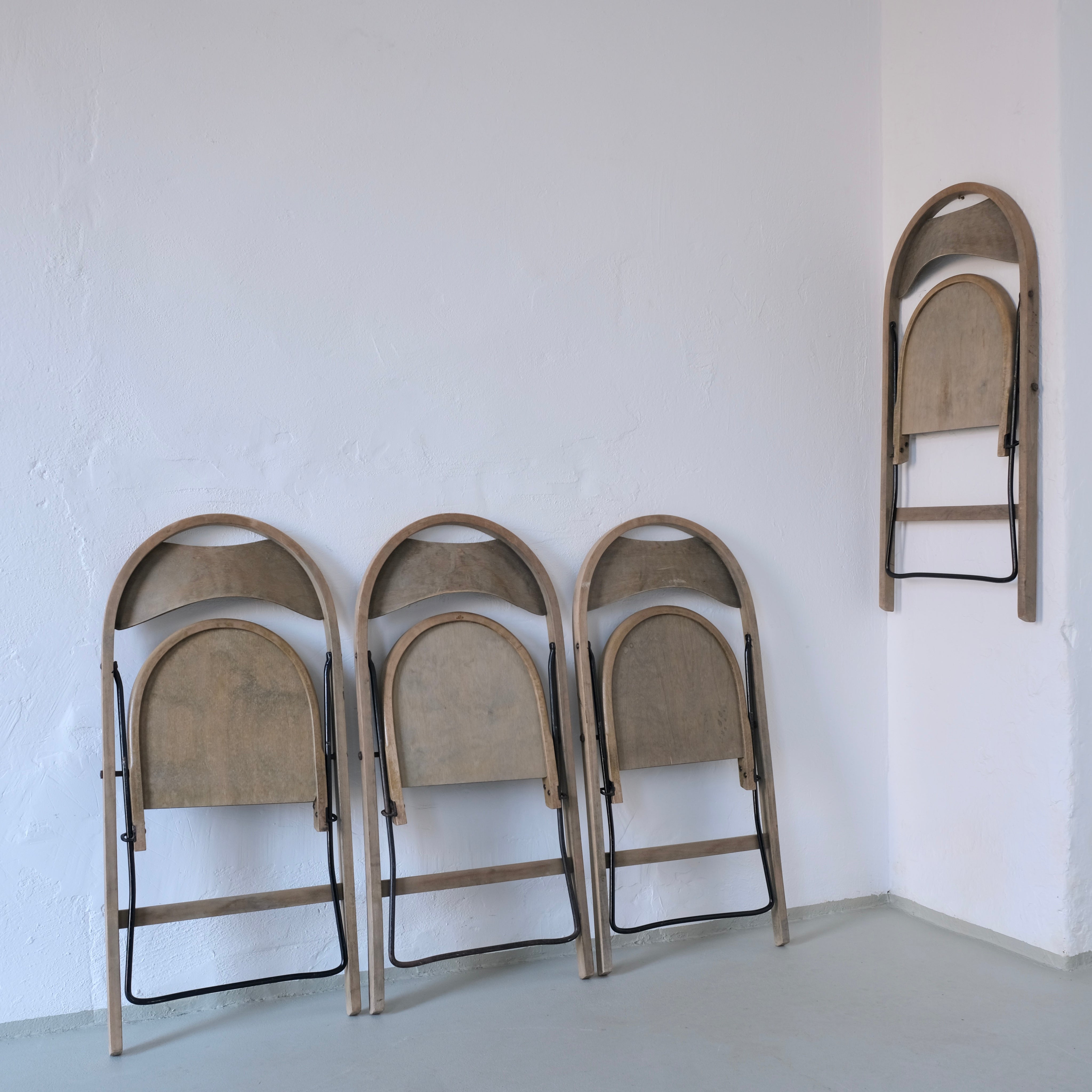 4 Folding Chairs by Veter Vintage | The Oblist