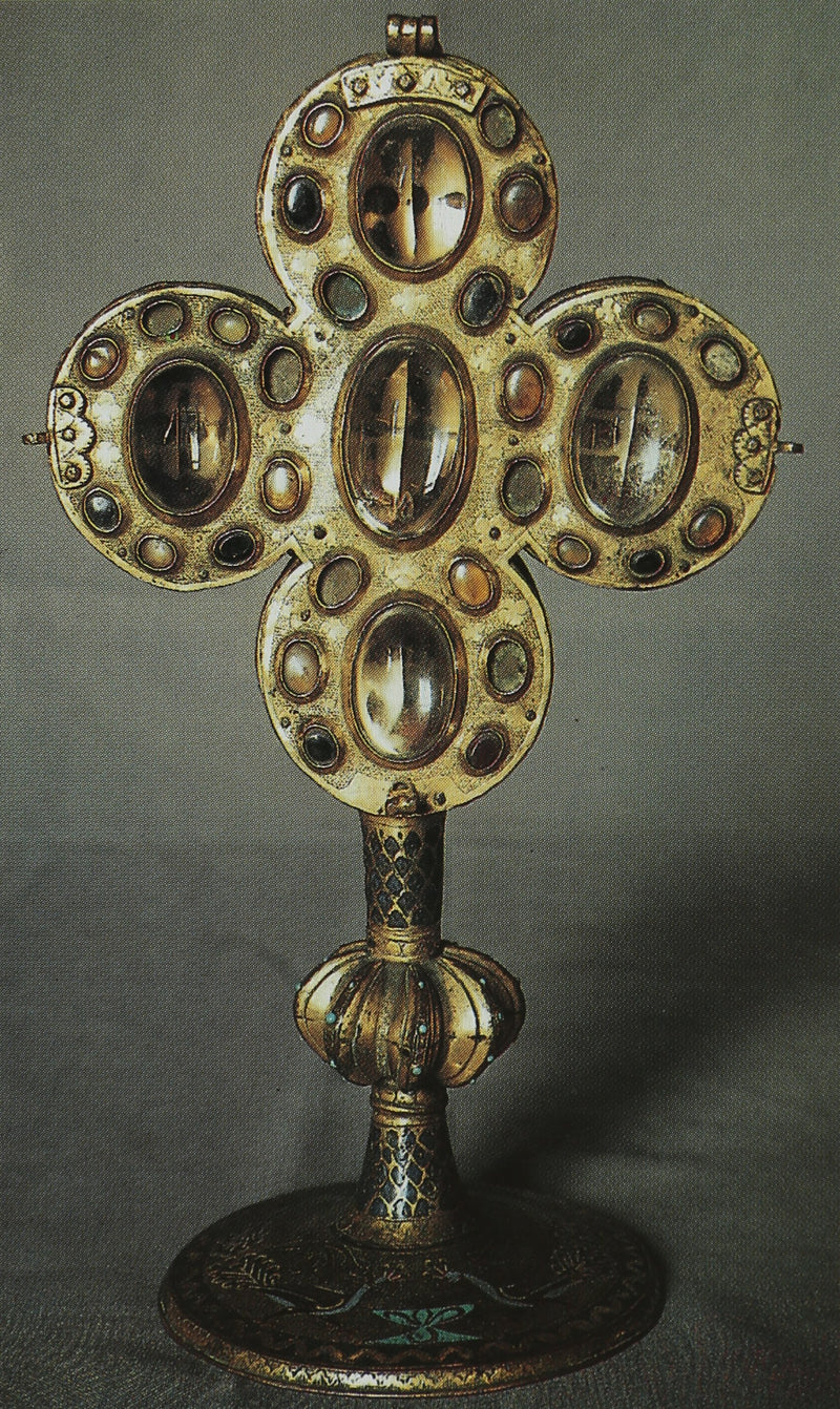 Le Grand Atlas de L’art Book Set — close-up of ornate metal cross with glass details