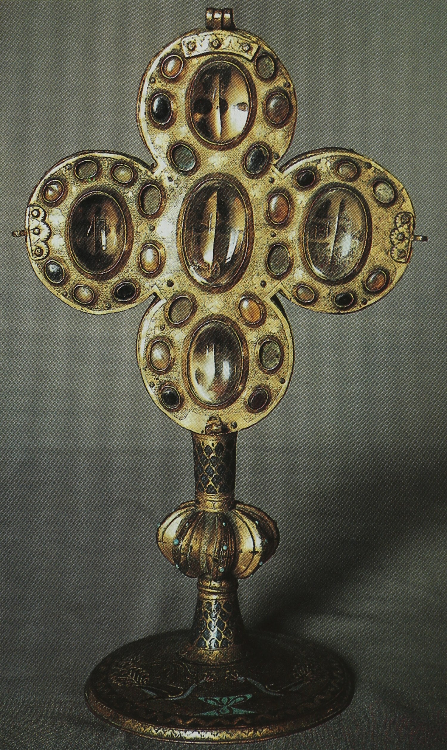 Le Grand Atlas de L’art Book Set — close-up of ornate metal cross with glass details