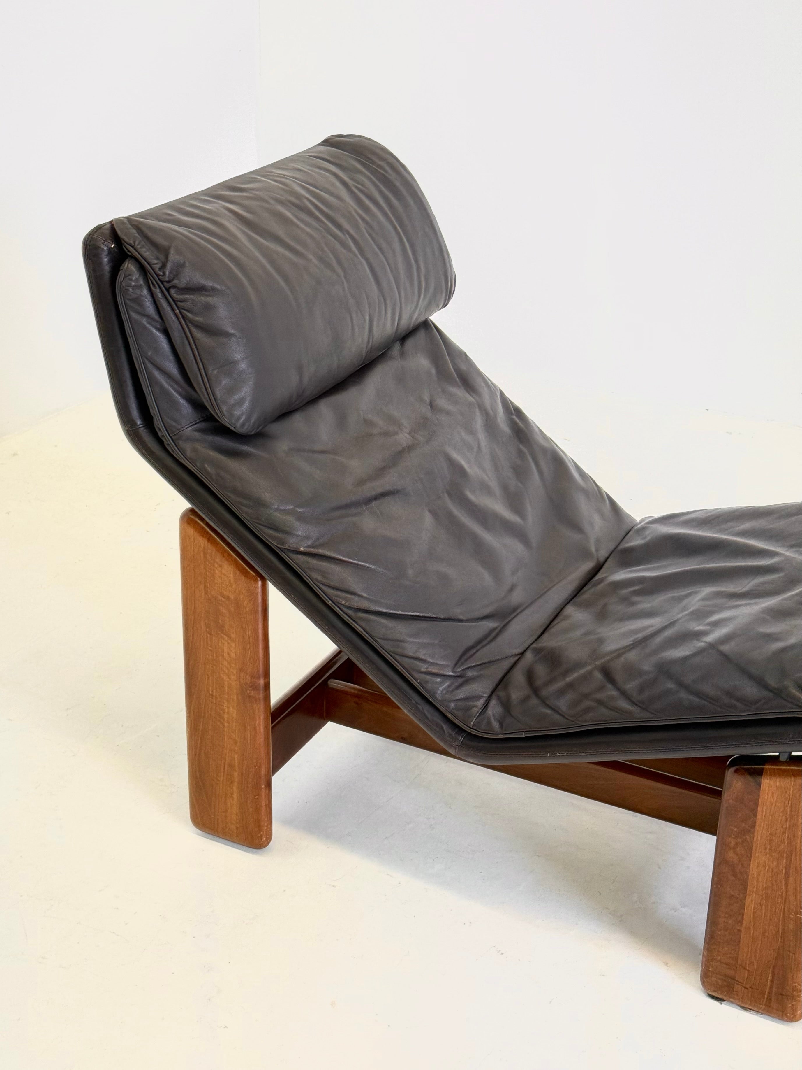 Periplo chaise longue Tarcisio Colzani for Mobil Girgi — in context