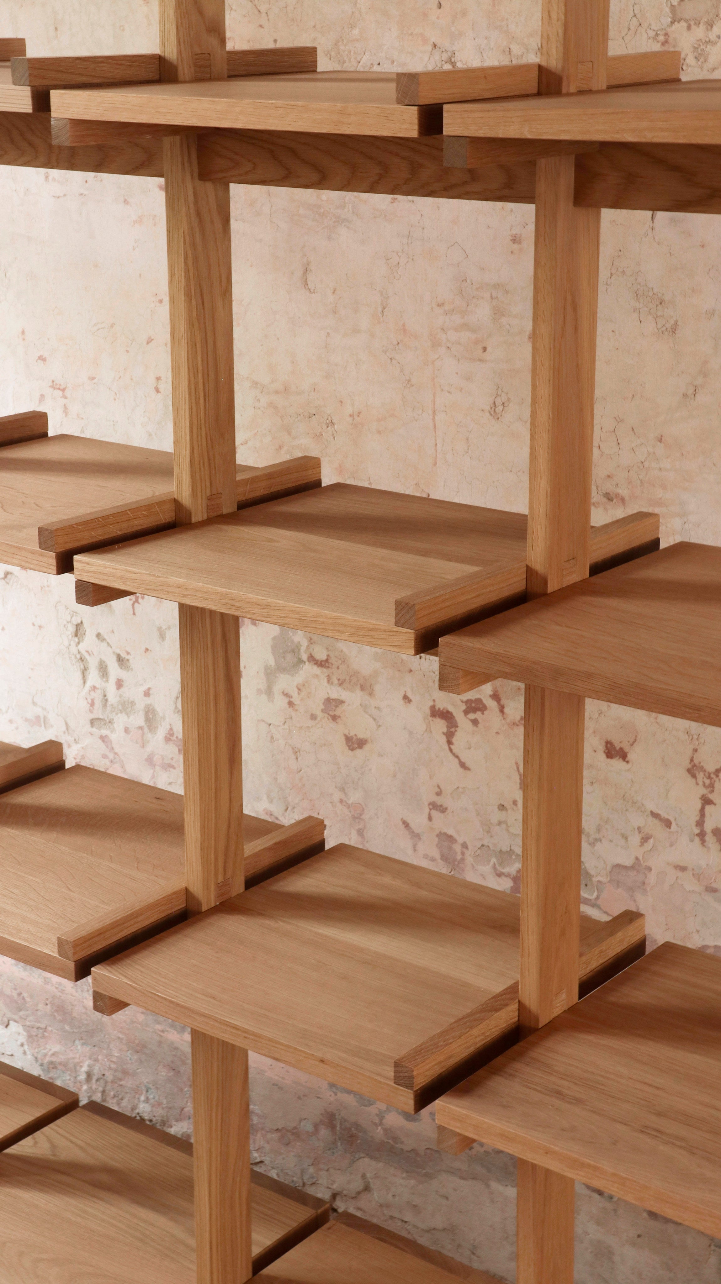 Veliero oak bookshelf detail showing wooden frame construction