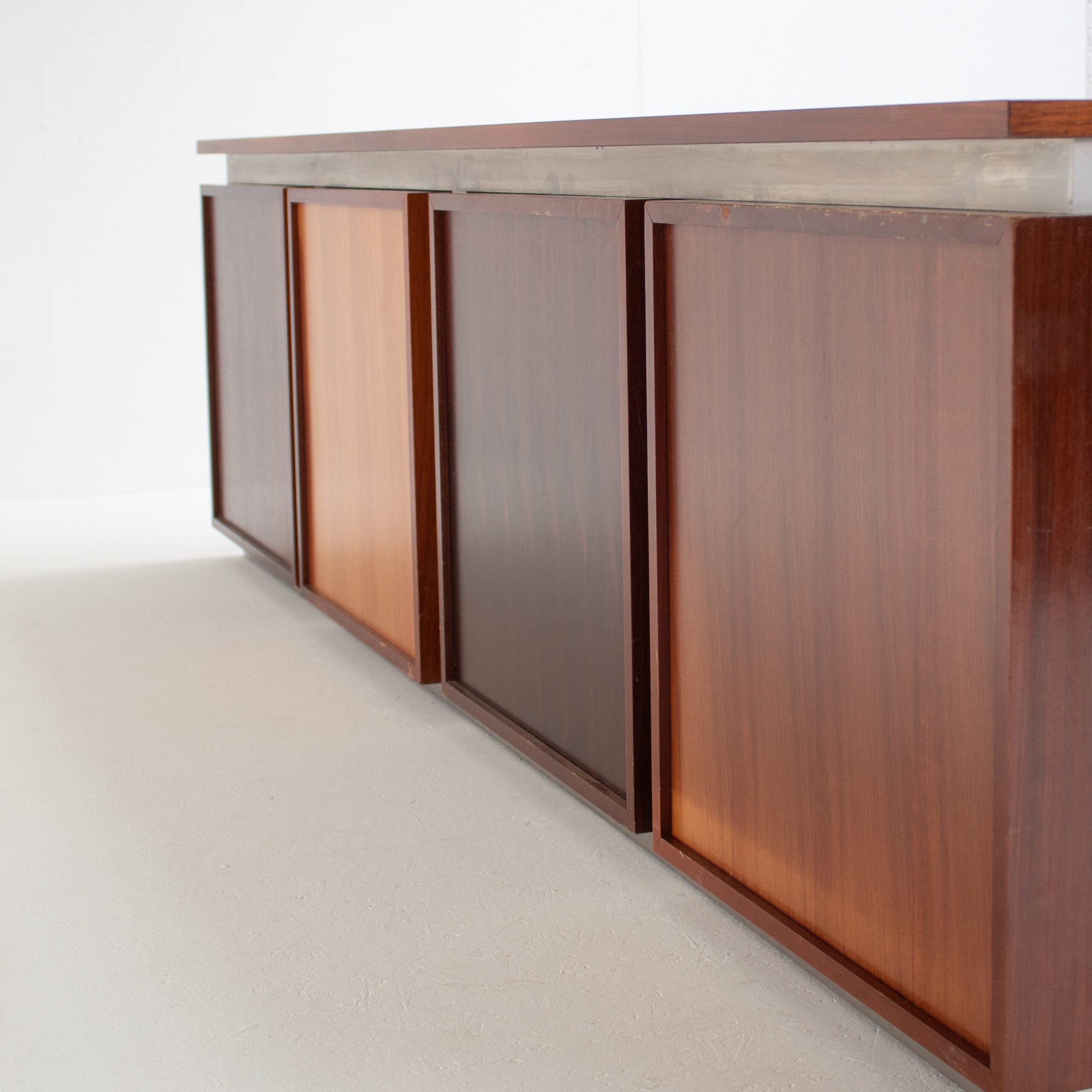 Armoire Acerbis marron avec portes chromées