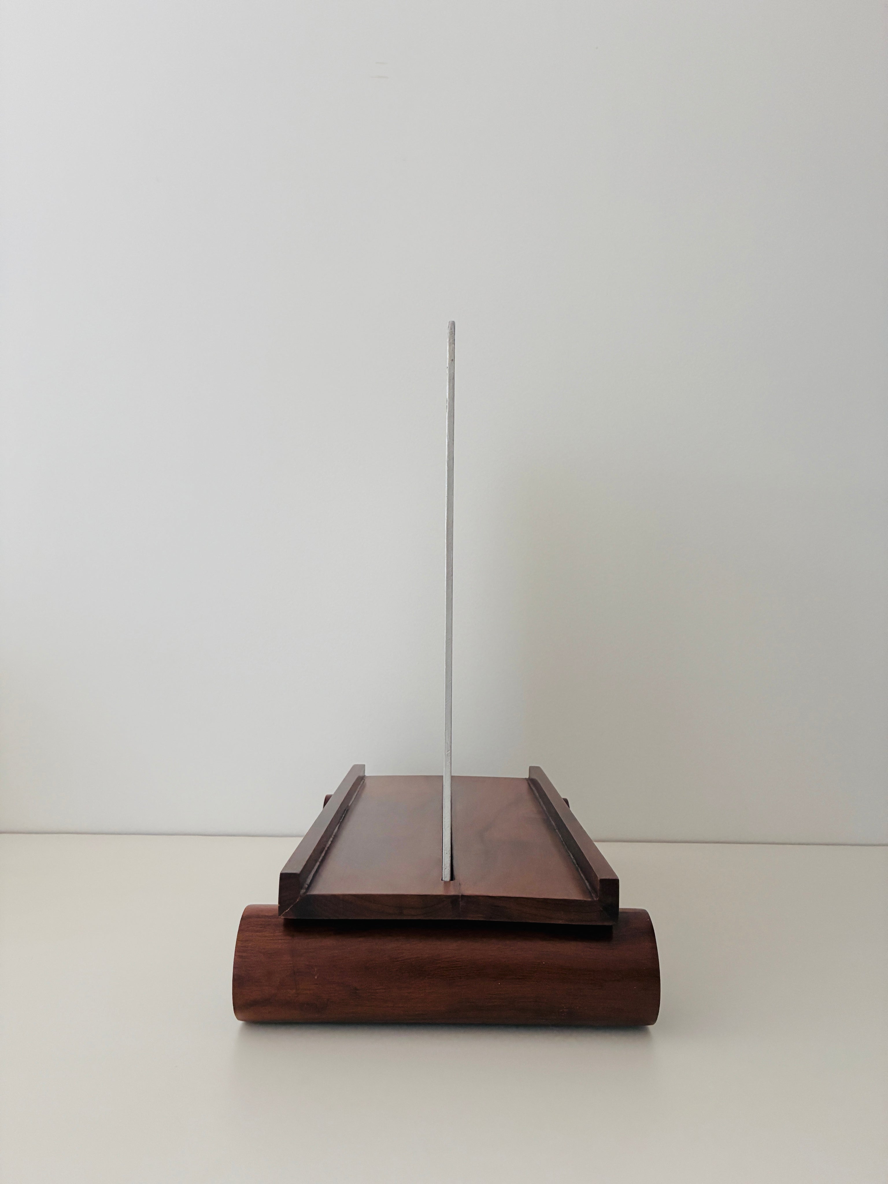 Maria Easel — top view of wooden base with metal stand