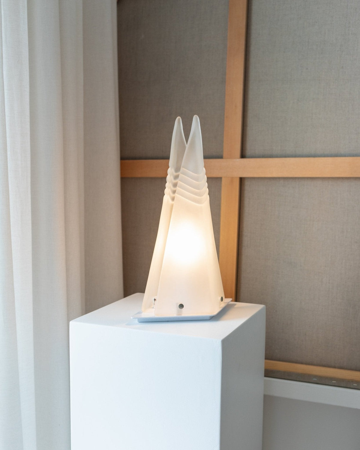 Murano pyramid table lamp in frosted glass - original Space Age Design - Made in Italy - 70s — lifestyle setting