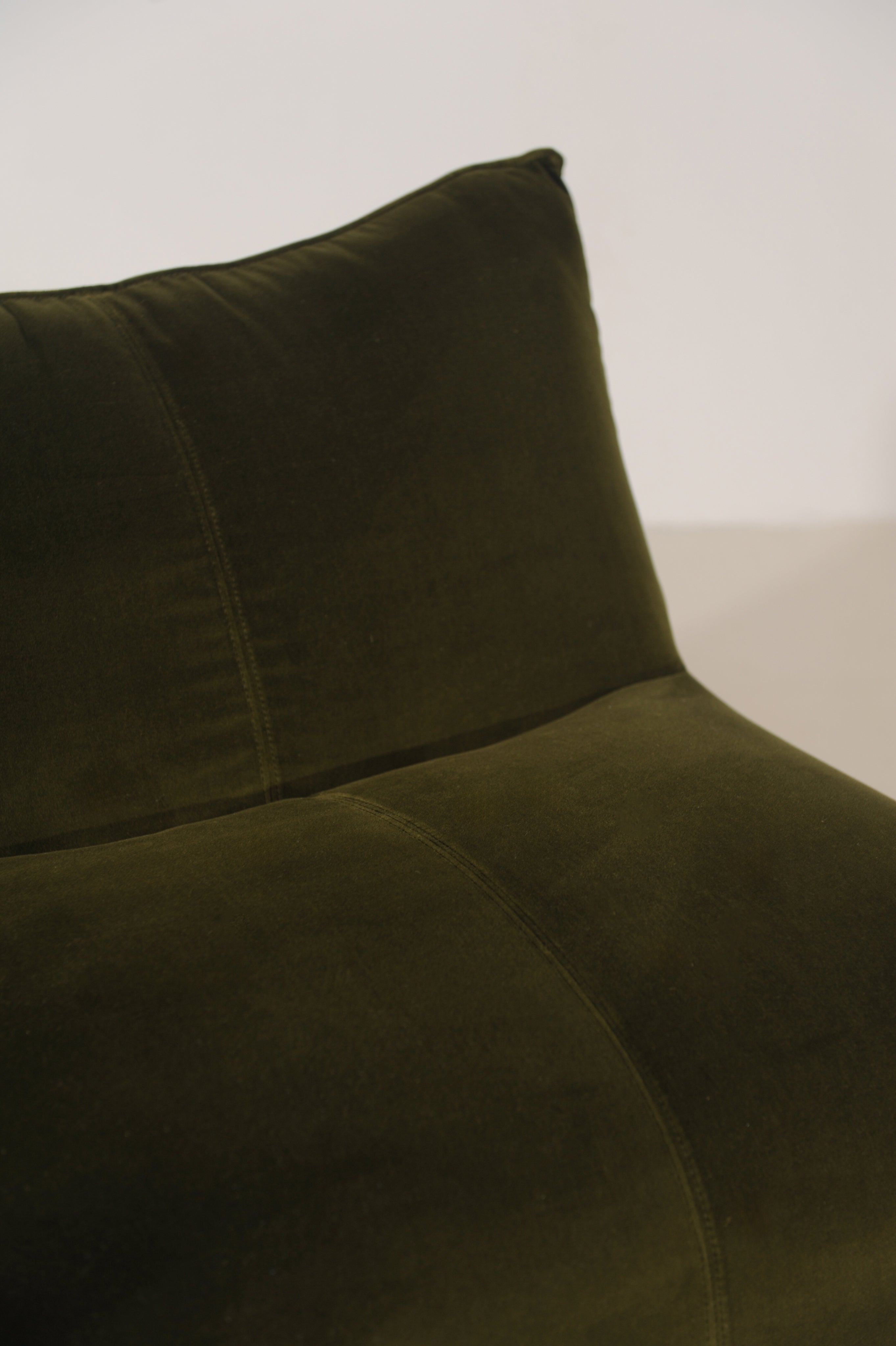 Le Bambole Chair by Mario Bellini for B&B Italia in emerald green velvet, Italy 1971 — close-up