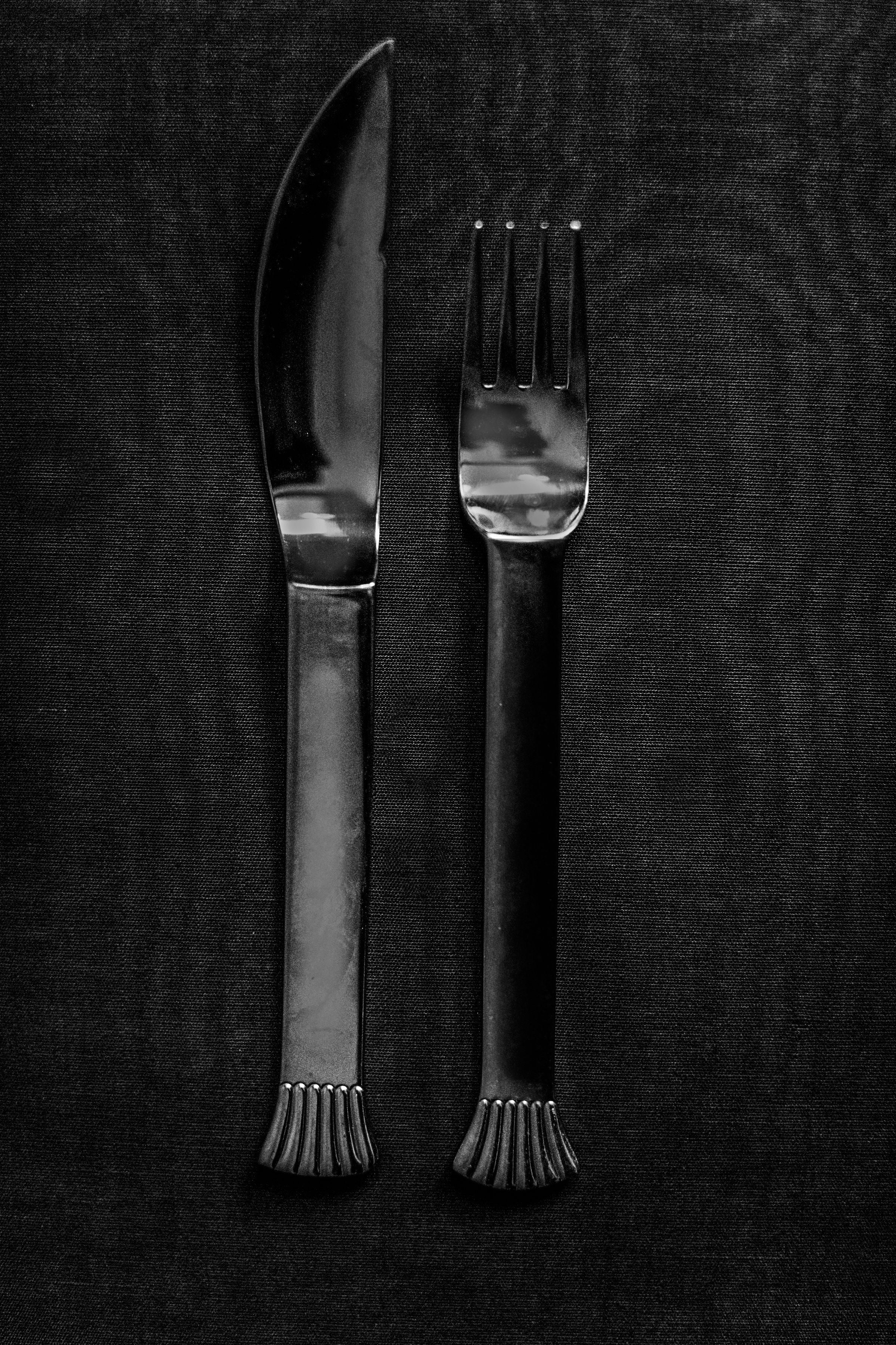 Art-Deco-Cutlery-collection-featuring-streamlined-silhouettes-and-ornate-details