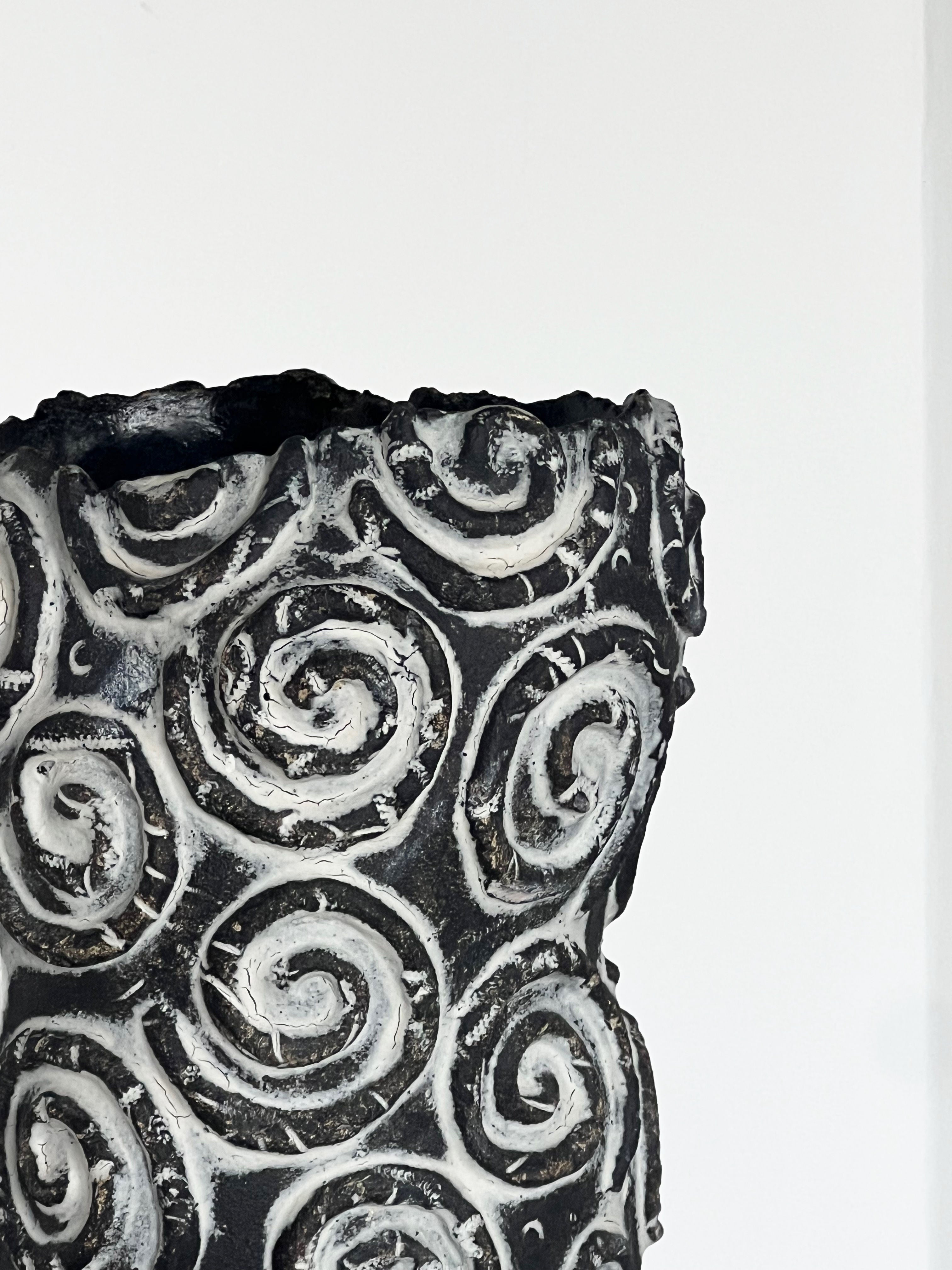 Céramique Artisanale de Studio avec Relief en Spirale