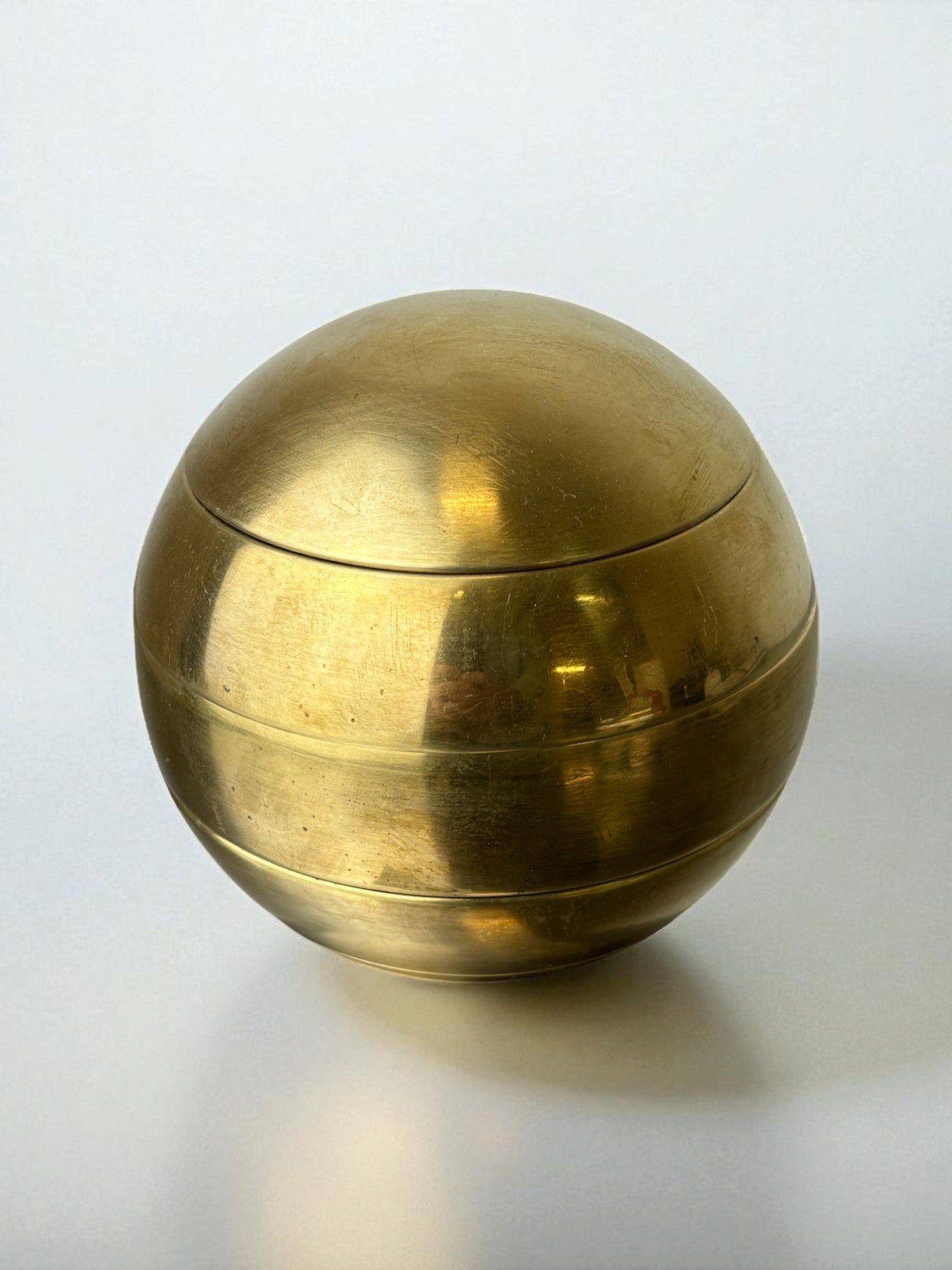 Cendriers empilés sphériques par Tommaso Barbi en laiton, Italie, années 1970