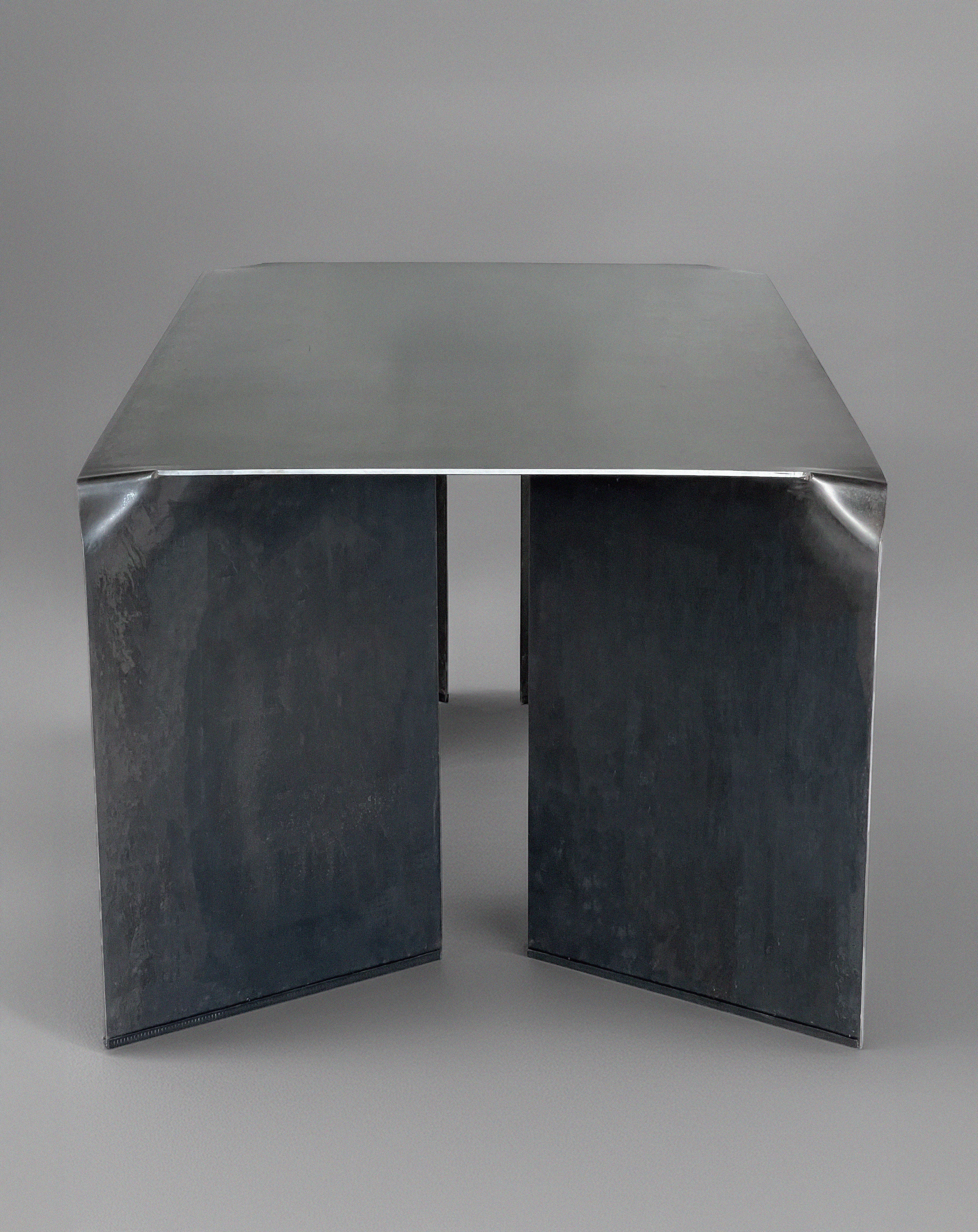 'Doa' Steel Desk