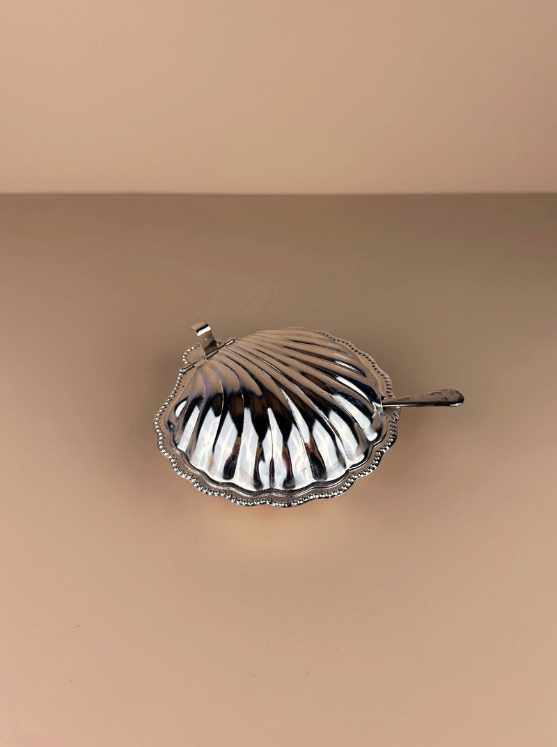 Elegant shell-shaped butter dish made of silver-plated material