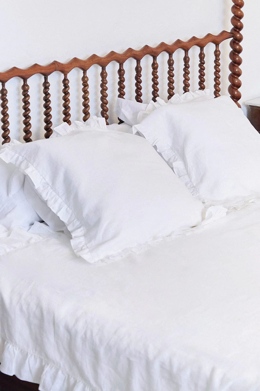 The Ruffled Casita Linen Duvet Cover in white