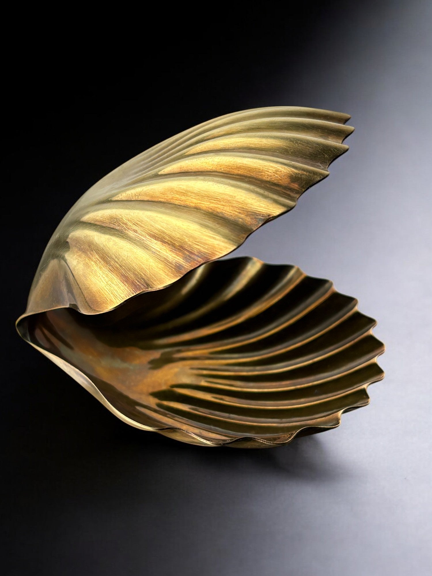 Vintage brass shell vide-poche with ribbed texture, Italy 1970s