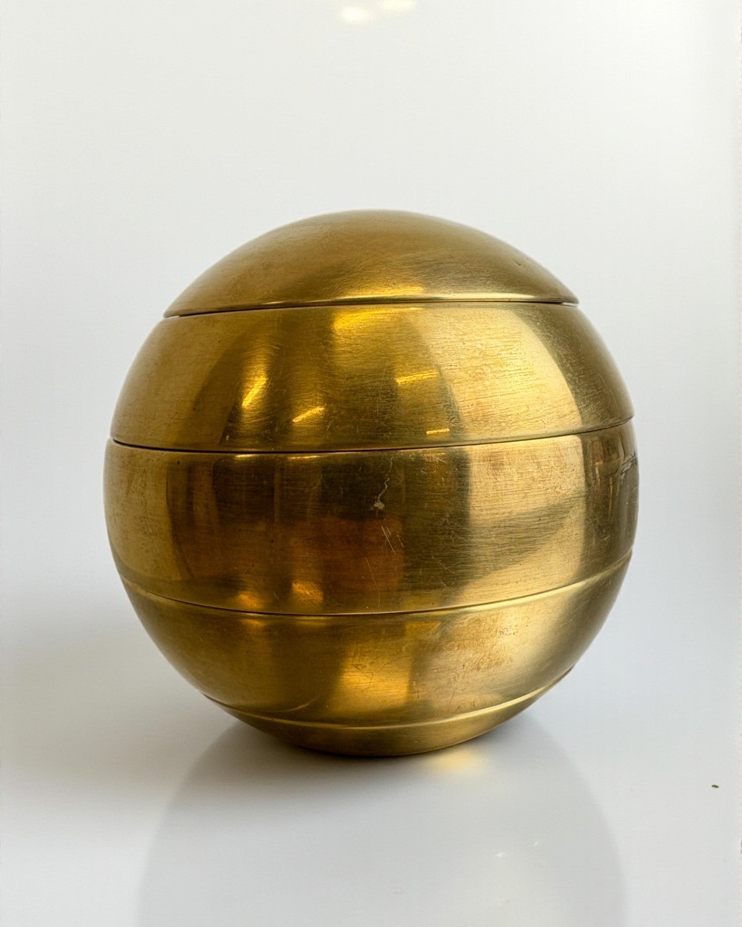 Cendriers empilés sphériques par Tommaso Barbi en laiton, Italie, années 1970