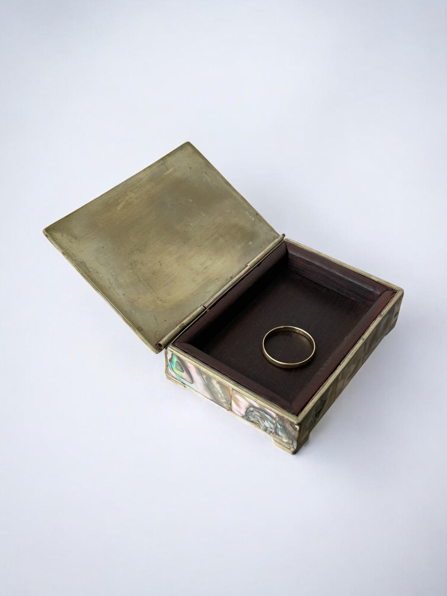 Open abalone shell vanity box with gold ring inside, Mexico 1970s