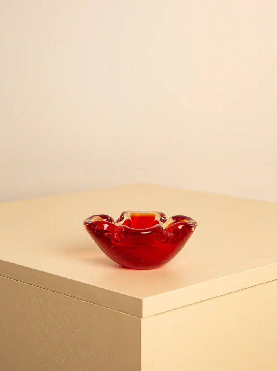 Vintage red Murano glass Fleur vide poche from the 1960s, showcasing intricate floral design and exquisite craftsmanship