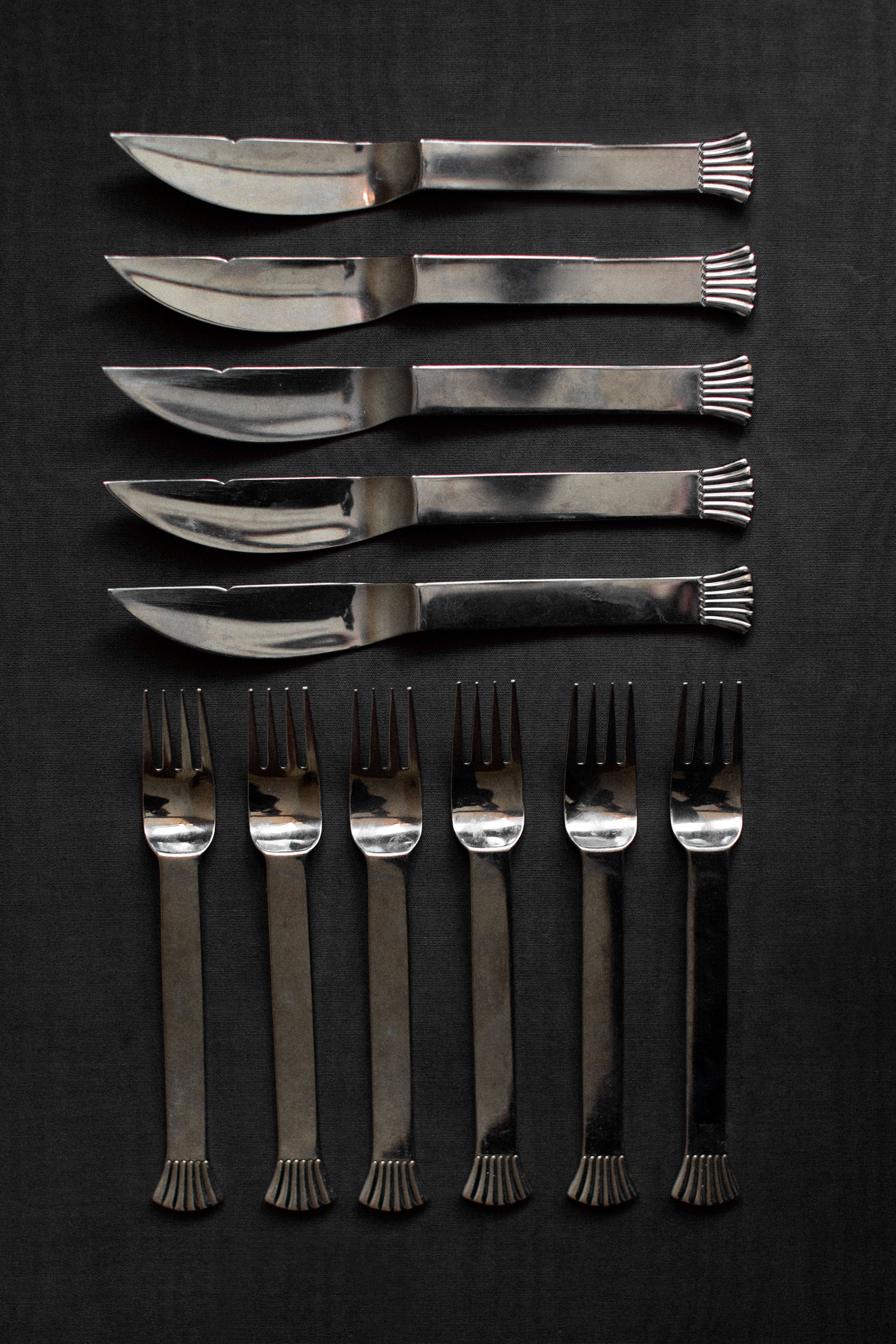 Art-Deco-Cutlery-set-with-elegant-curved-handles-and-intricate-geometric-design