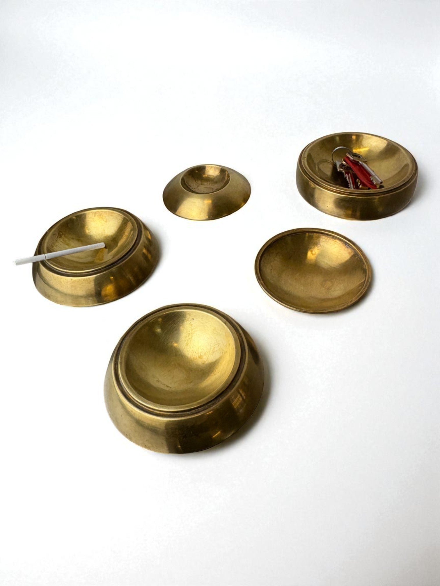 Cendriers empilés sphériques par Tommaso Barbi en laiton, Italie, années 1970