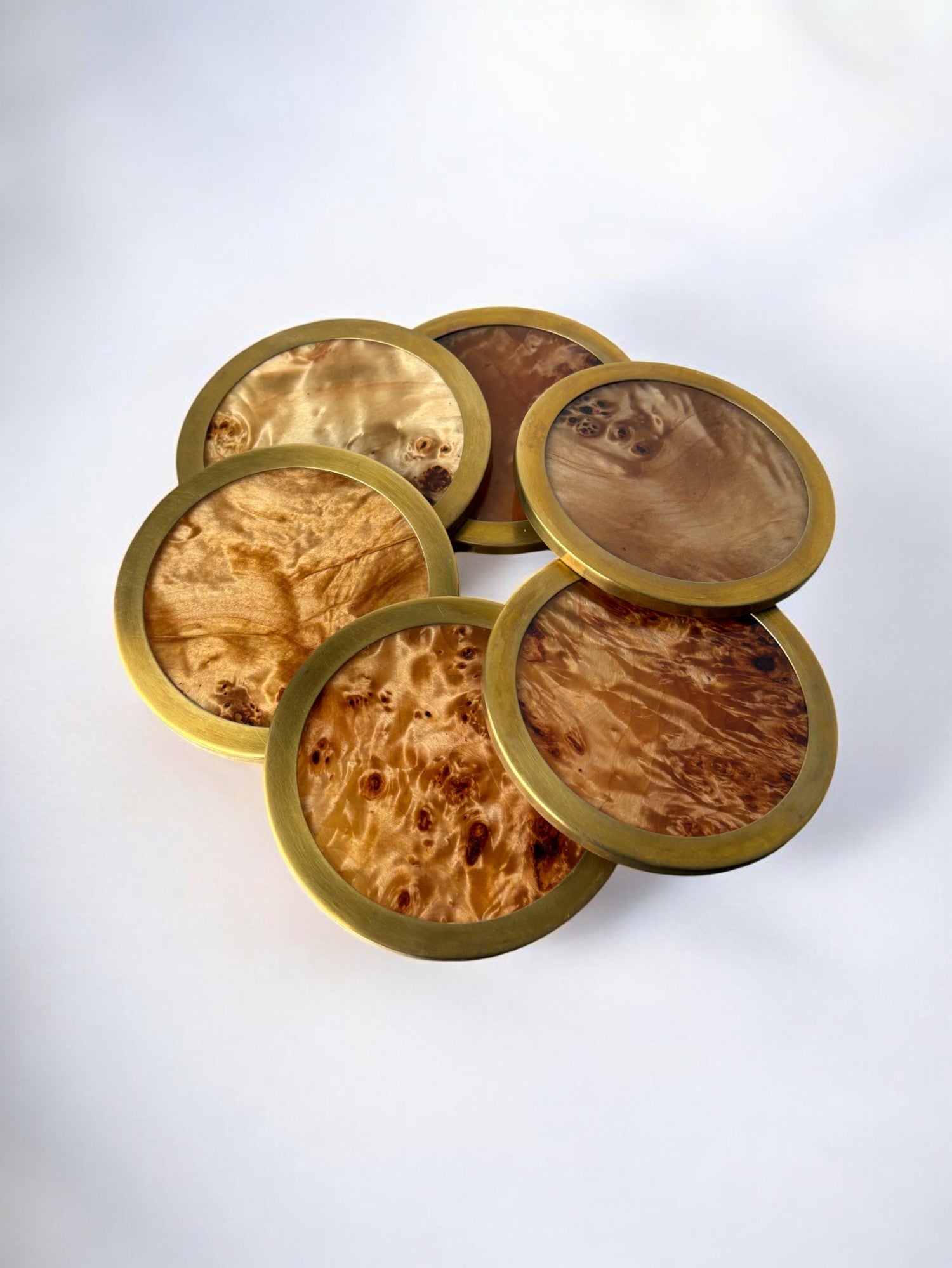 Set of six brass-rimmed burl wood coasters in lucite, Italy 1970s