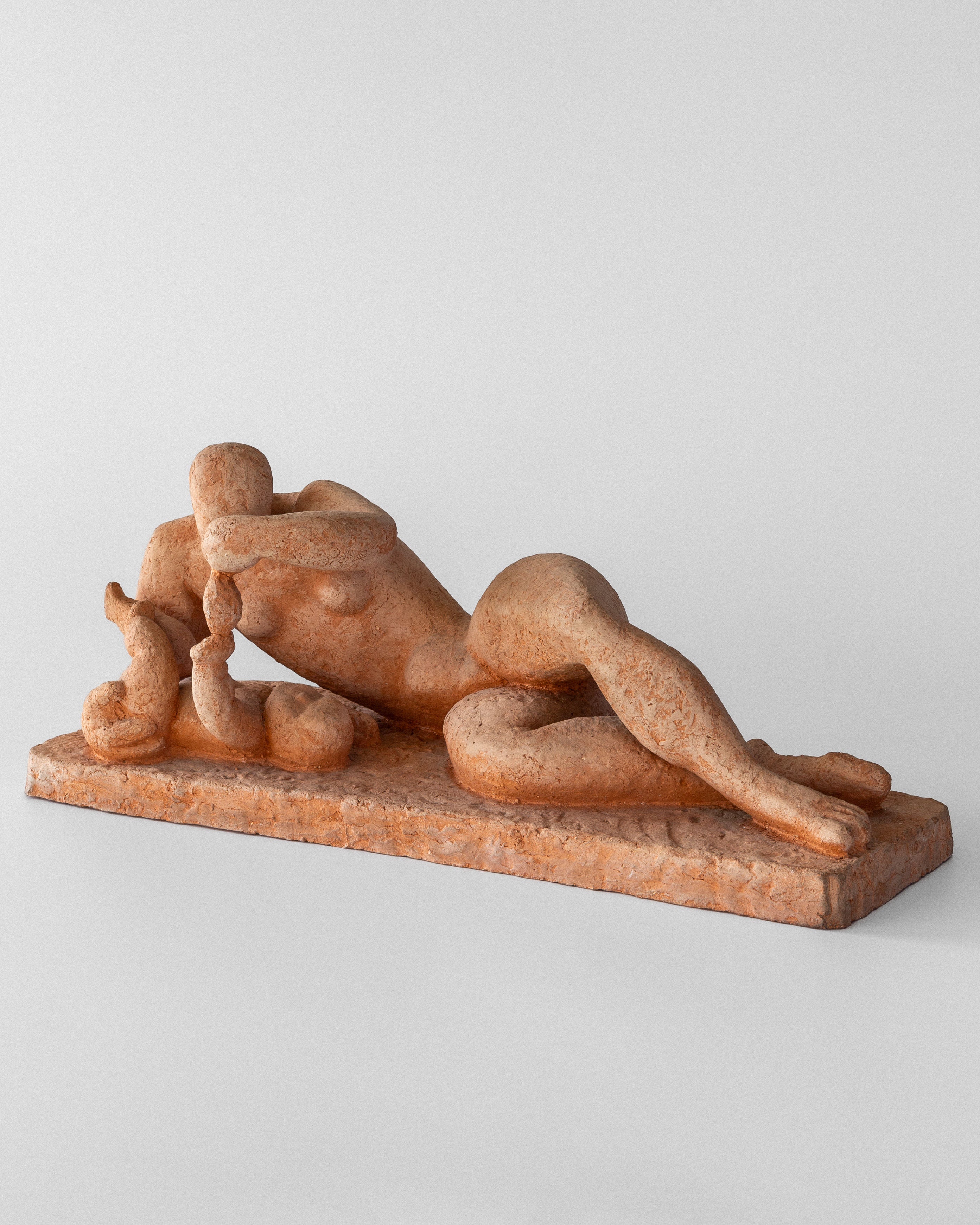 The Spigel Modernist Terracotta Sculpture by Bengt Amundin, 1950s, features an abstract reclining human figure with stylized curves on a rectangular base, showcasing Swedish modernist design.