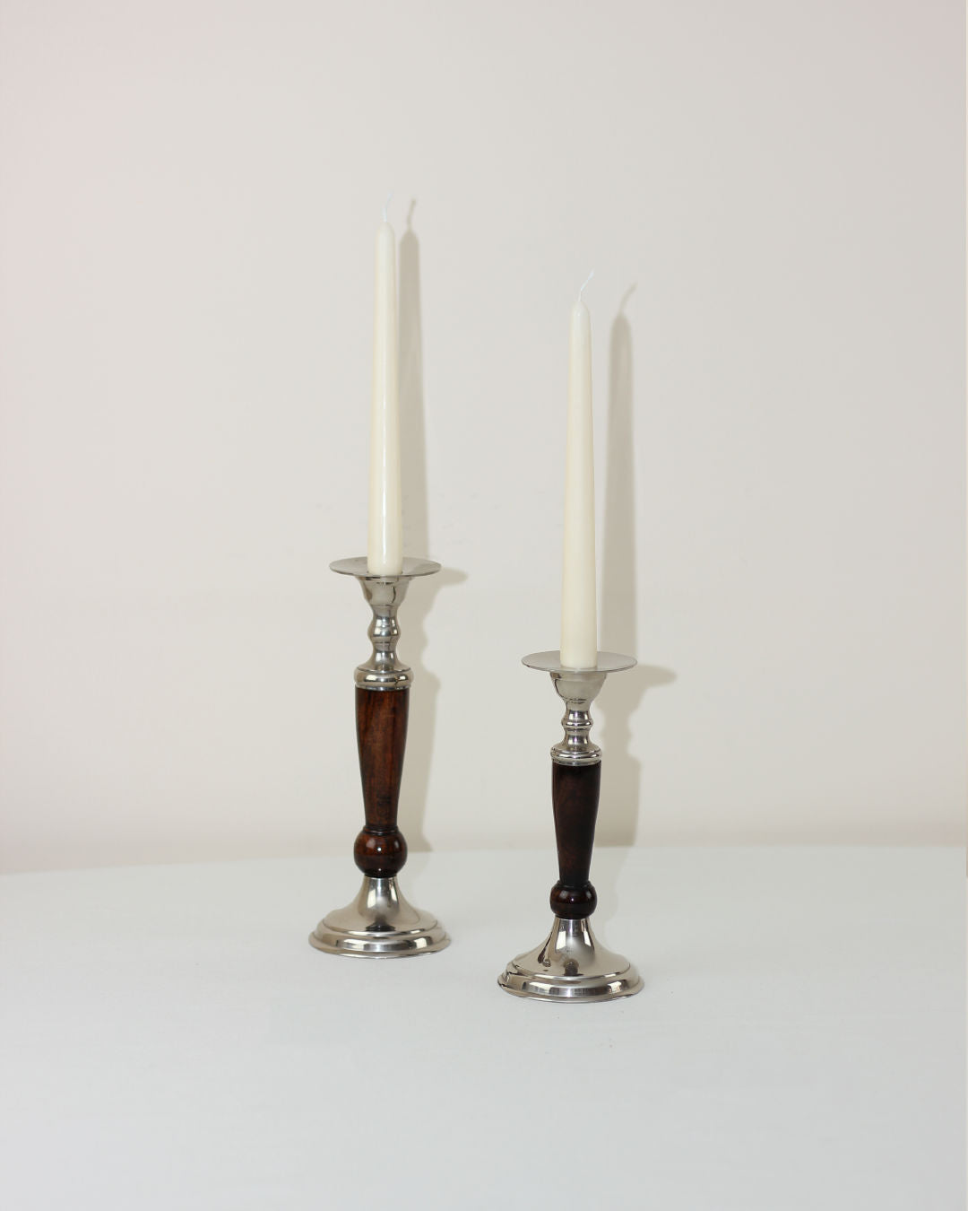 Paire de bougeoirs en bois et laiton