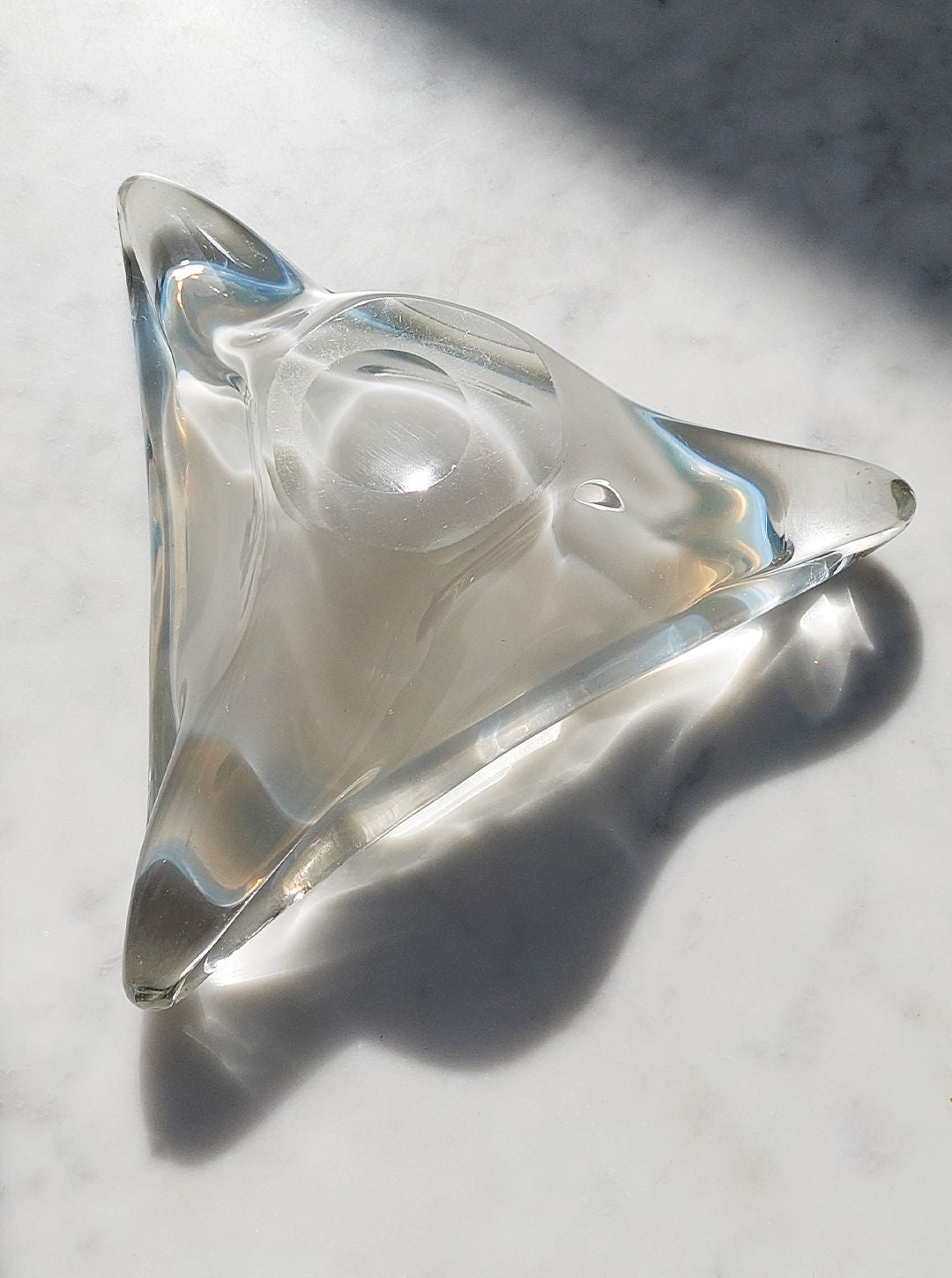 Transparent glass ashtray in triangle shape with sleek and elegant look