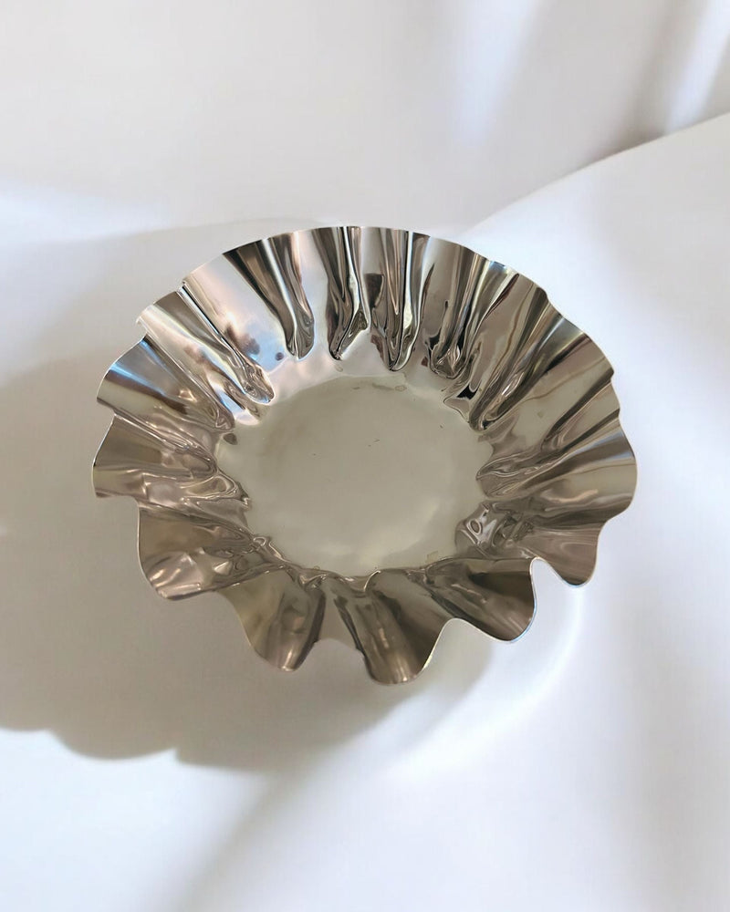 Wavy metallic decorative bowl with fluted edges in polished finish