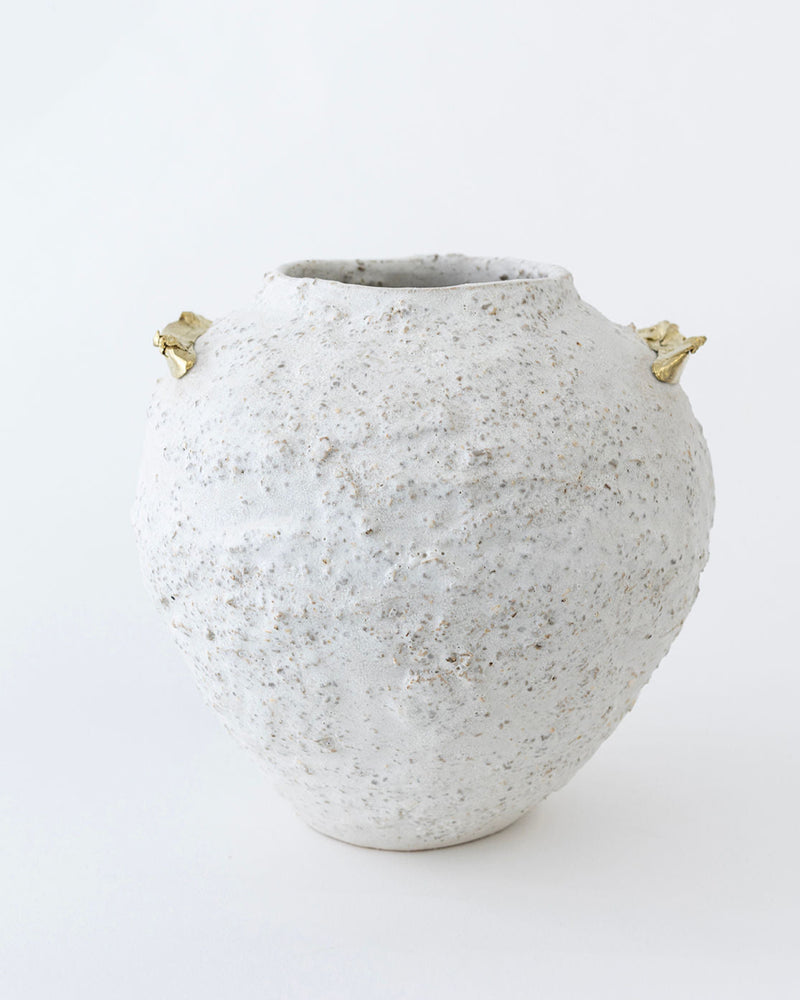 White speckled ceramic vase with gold handles by Canoa Lab