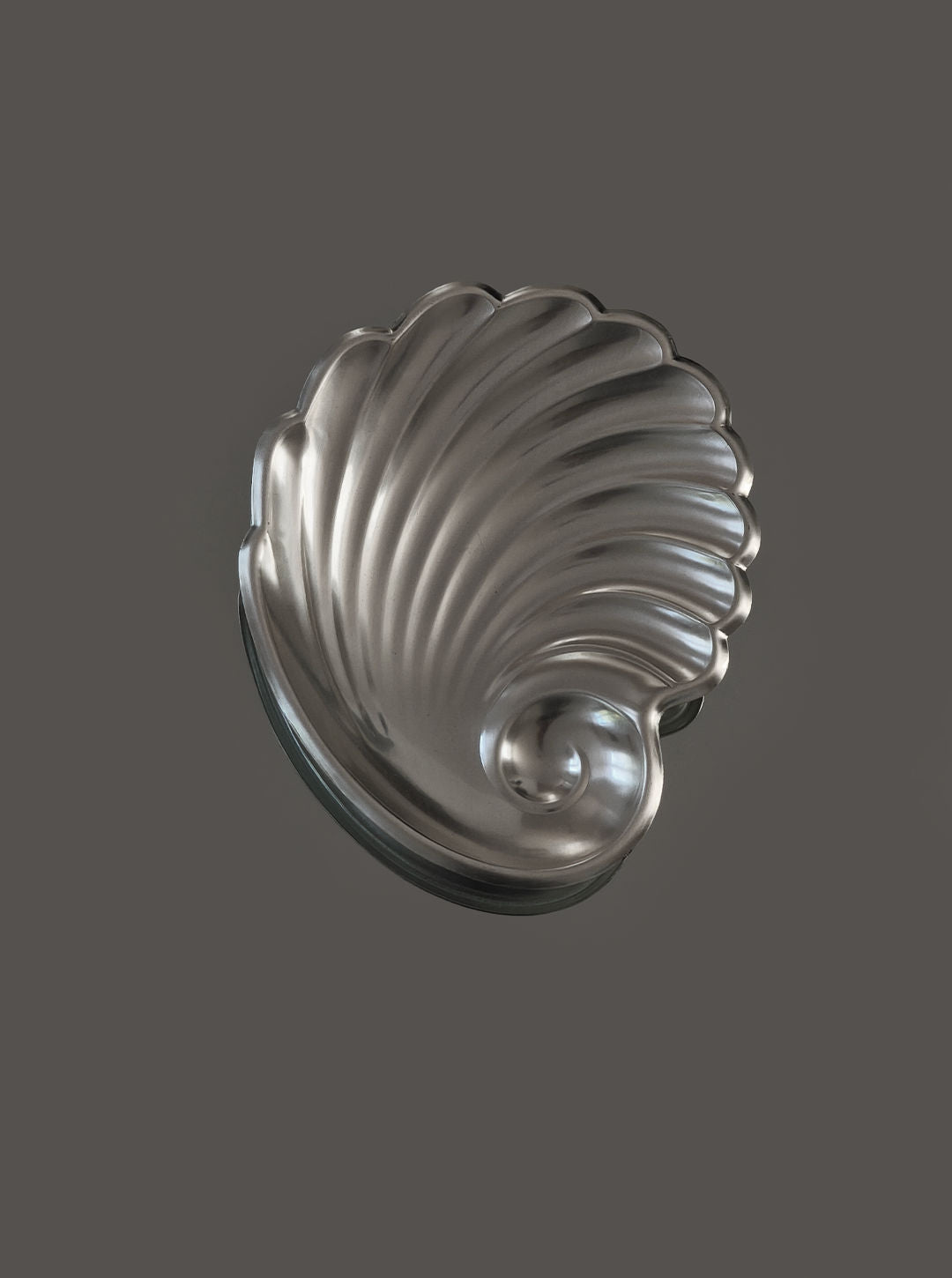 Metallic spiral vide-poche with sculptural ribbed design detail