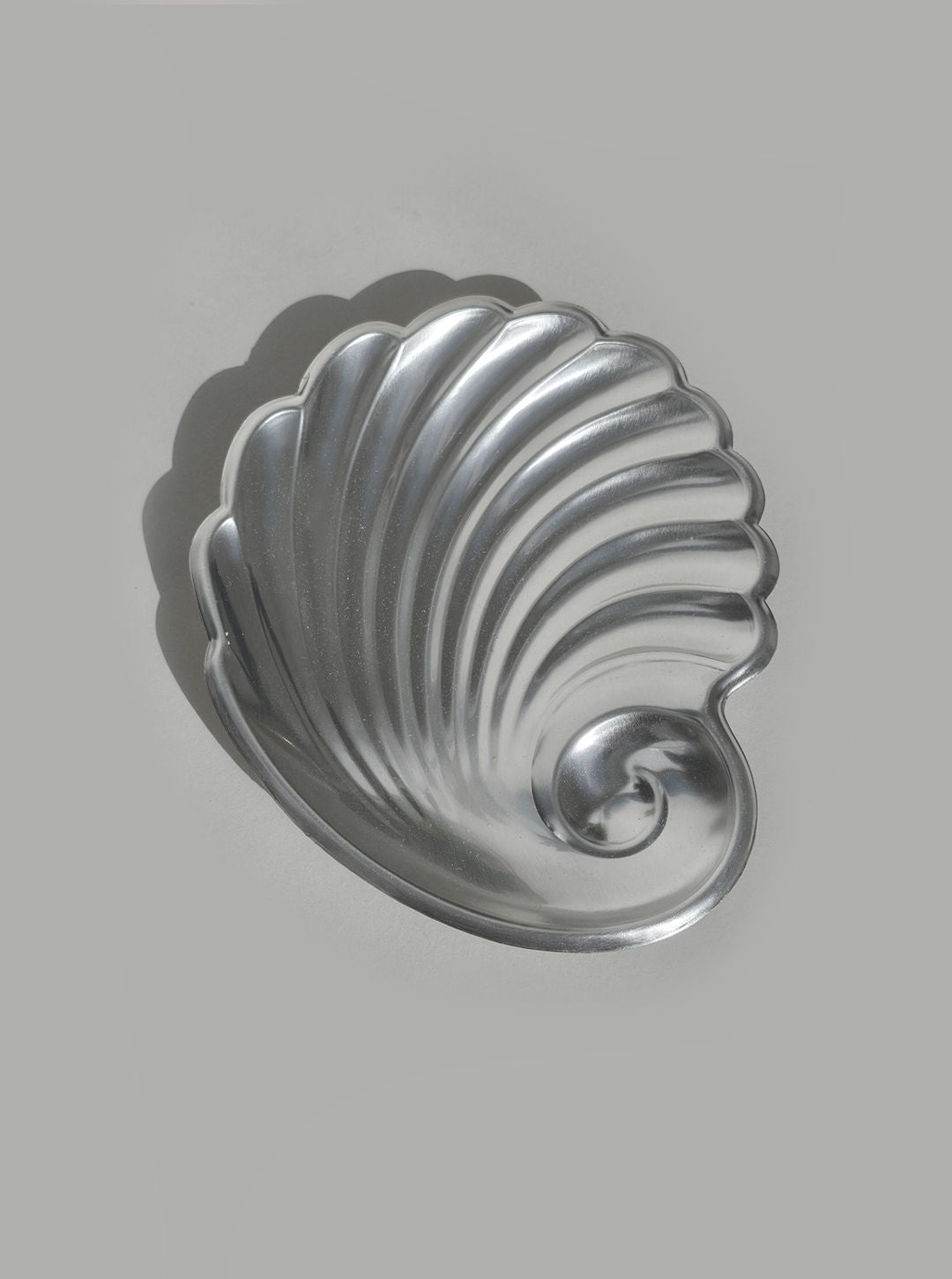 Metallic spiral vide-poche with ribbed shell design detail view