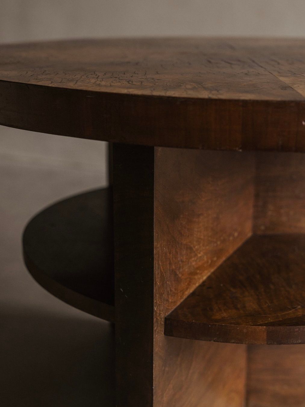 The Bicci de' Medici De Coene Frères Art Deco Guéridon features a close-up of the walnut burl wood table's edge and legs, showcasing its rich texture and grain. The craftsmanship and natural finish reflect the iconic Art Deco style against a dark background.